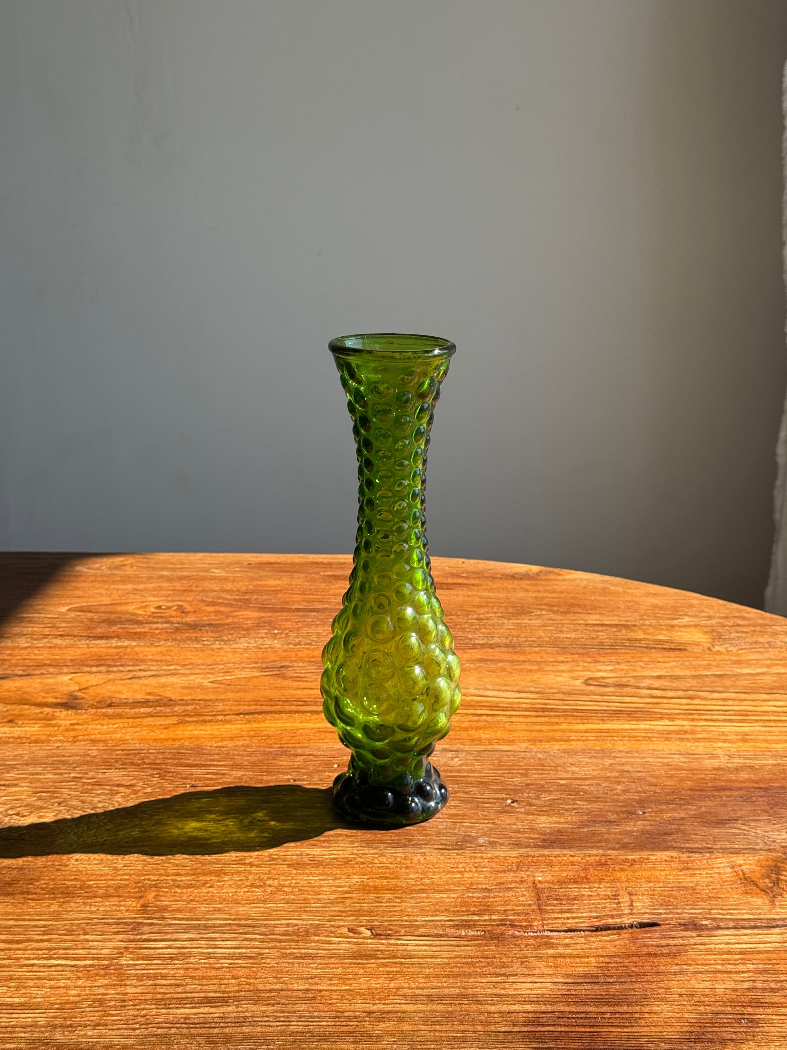 Vase en verre vert à motifs de pois en relief H30,5