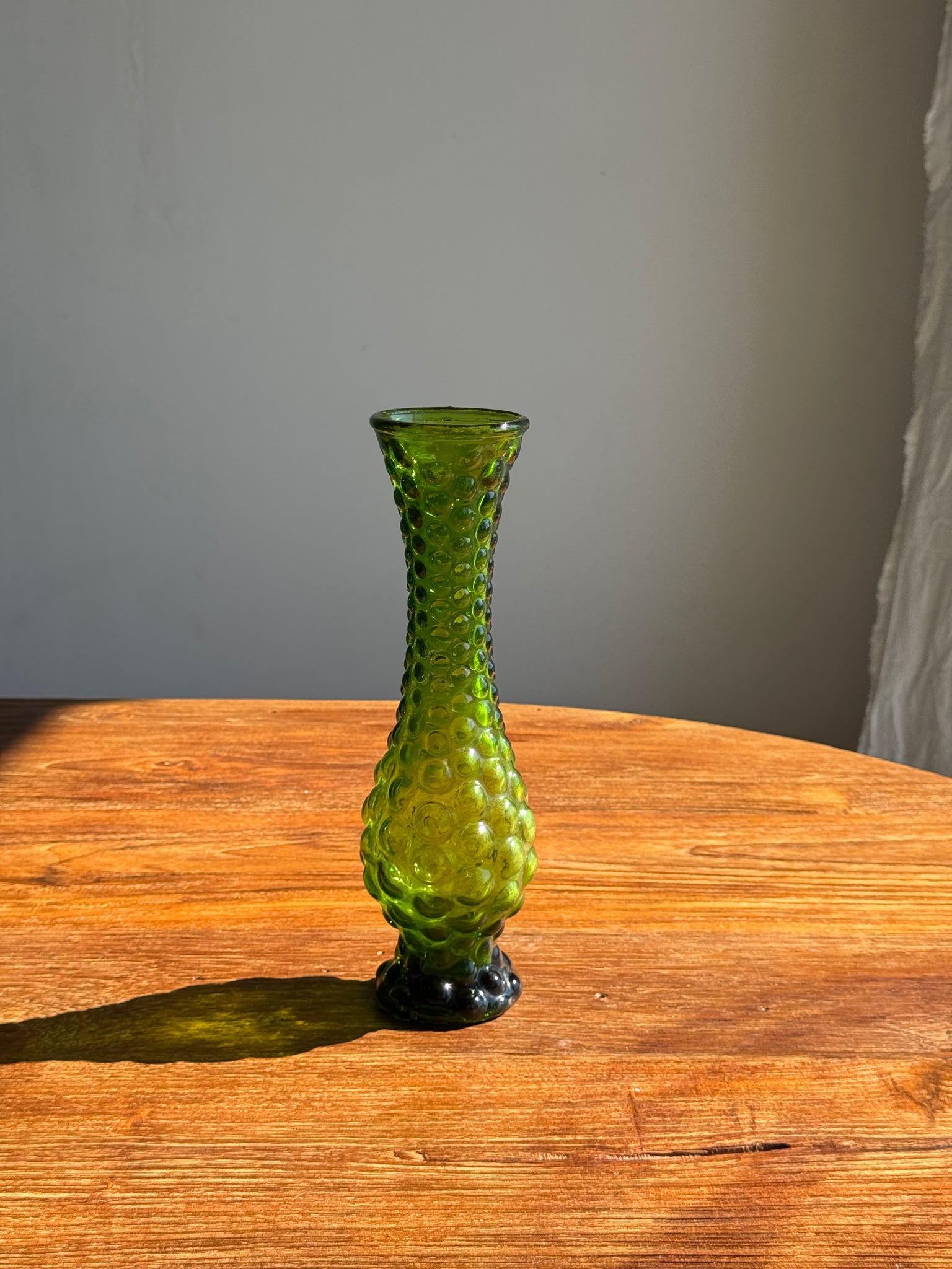 Vase en verre vert à motifs de pois en relief H30,5