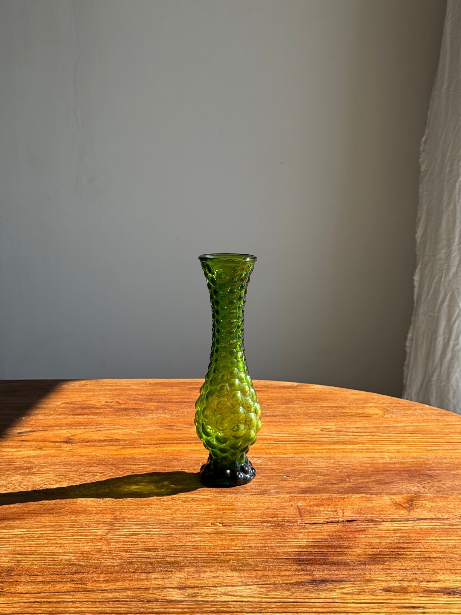Vase en verre vert à motifs de pois en relief H30,5