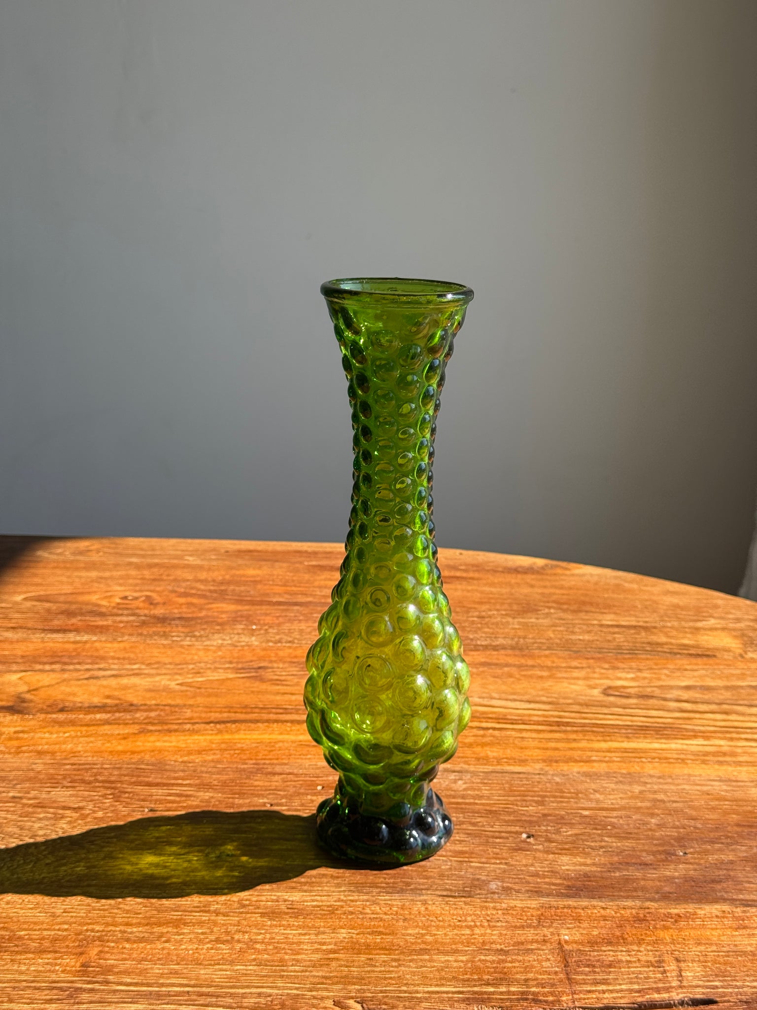 Vase en verre vert à motifs de pois en relief H30,5