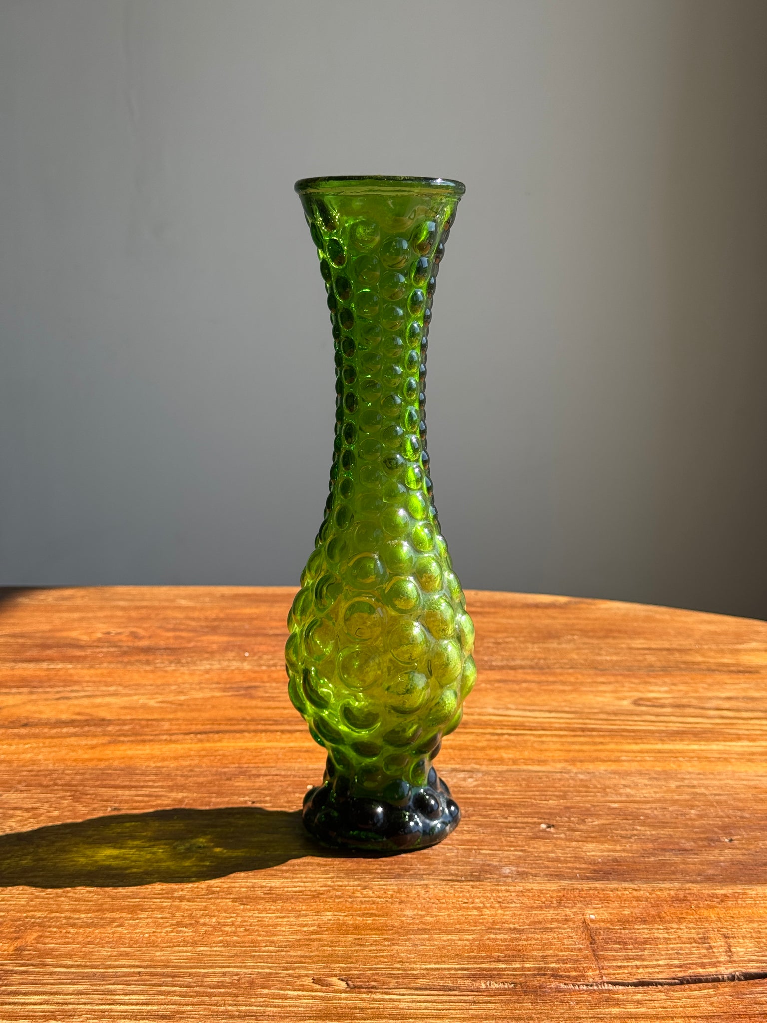 Vase en verre vert à motifs de pois en relief H30,5