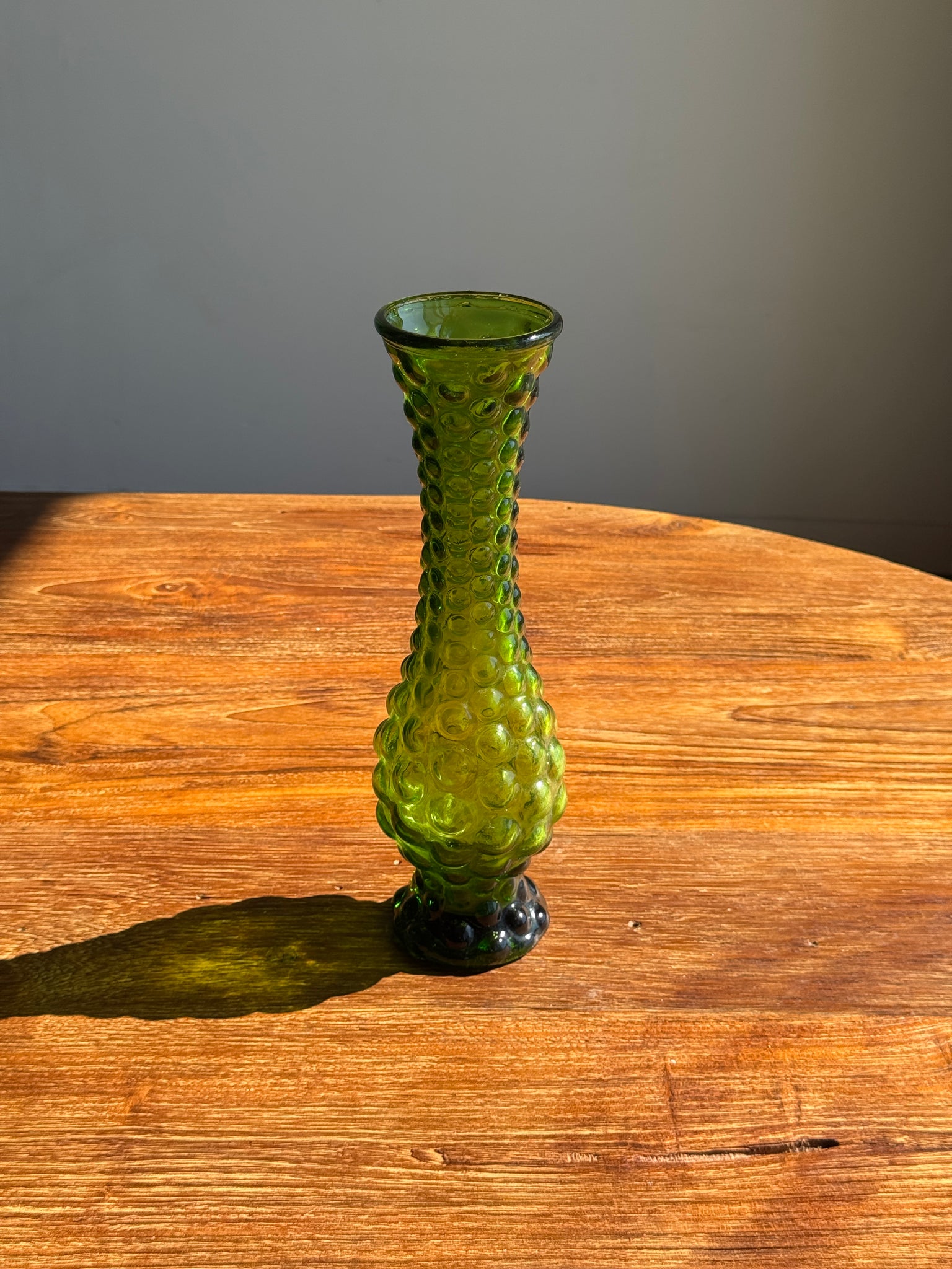 Vase en verre vert à motifs de pois en relief H30,5