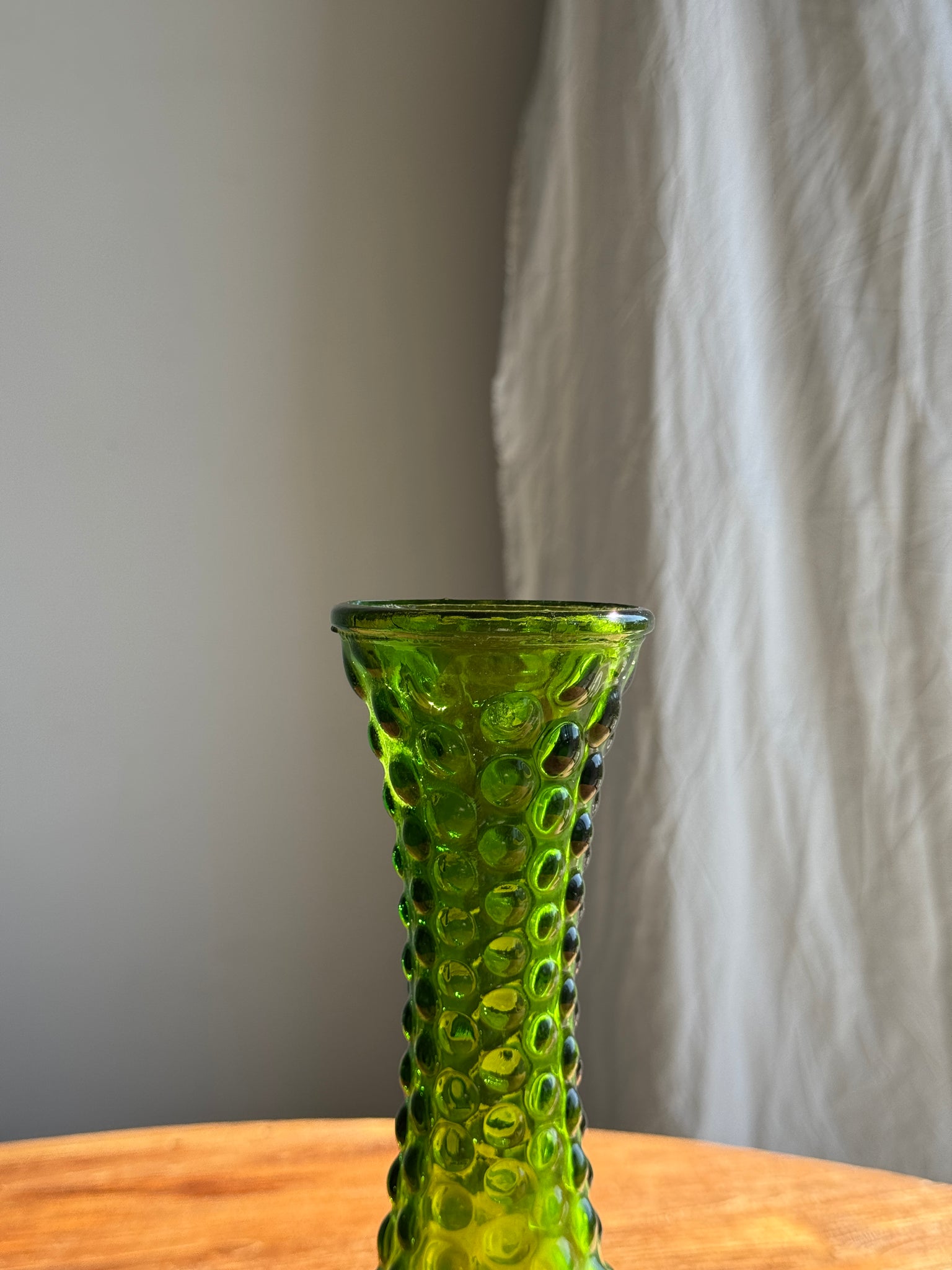 Vase en verre vert à motifs de pois en relief H30,5