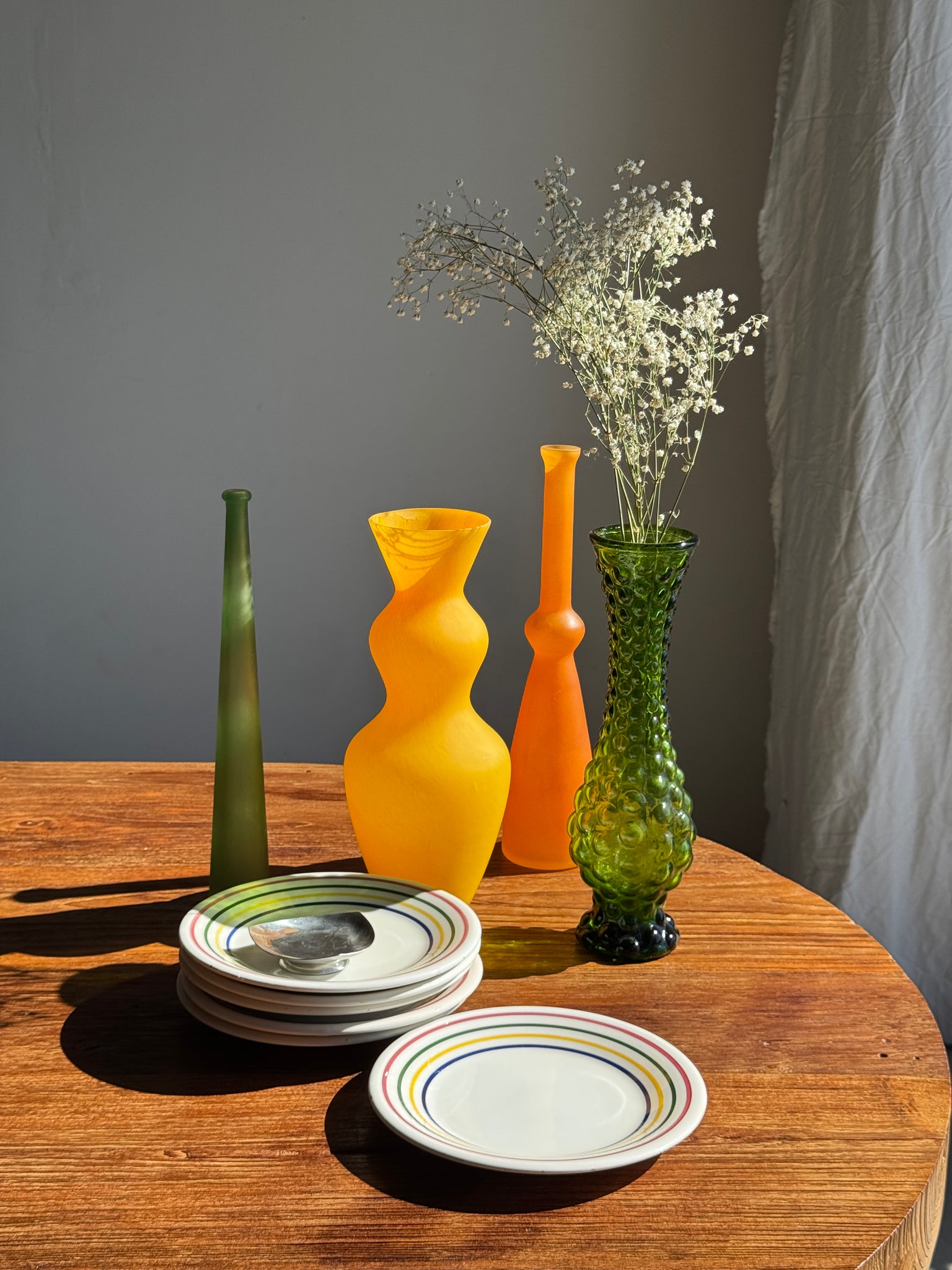 Vase en verre vert à motifs de pois en relief H30,5