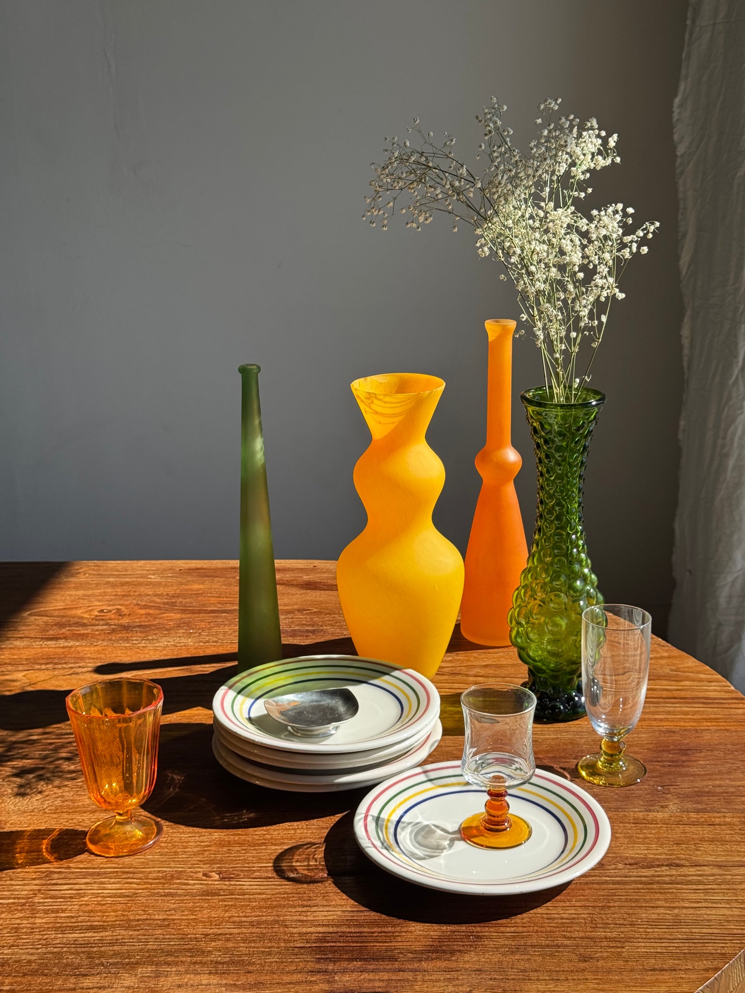 Vase en verre vert à motifs de pois en relief H30,5