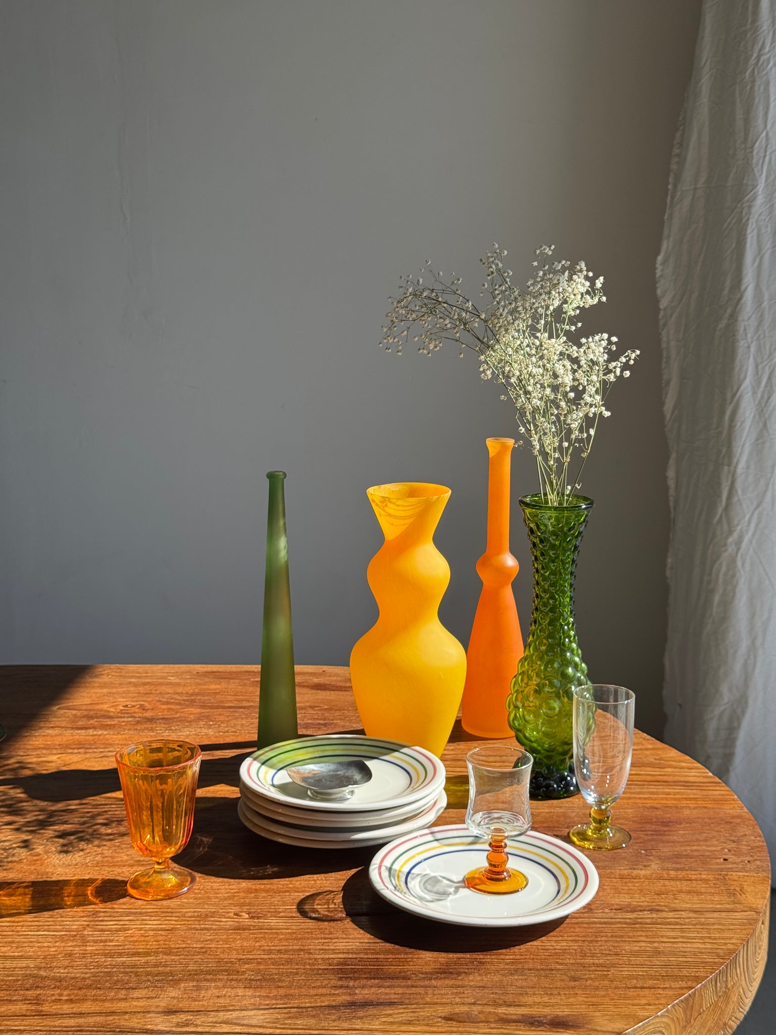 Vase en verre vert à motifs de pois en relief H30,5