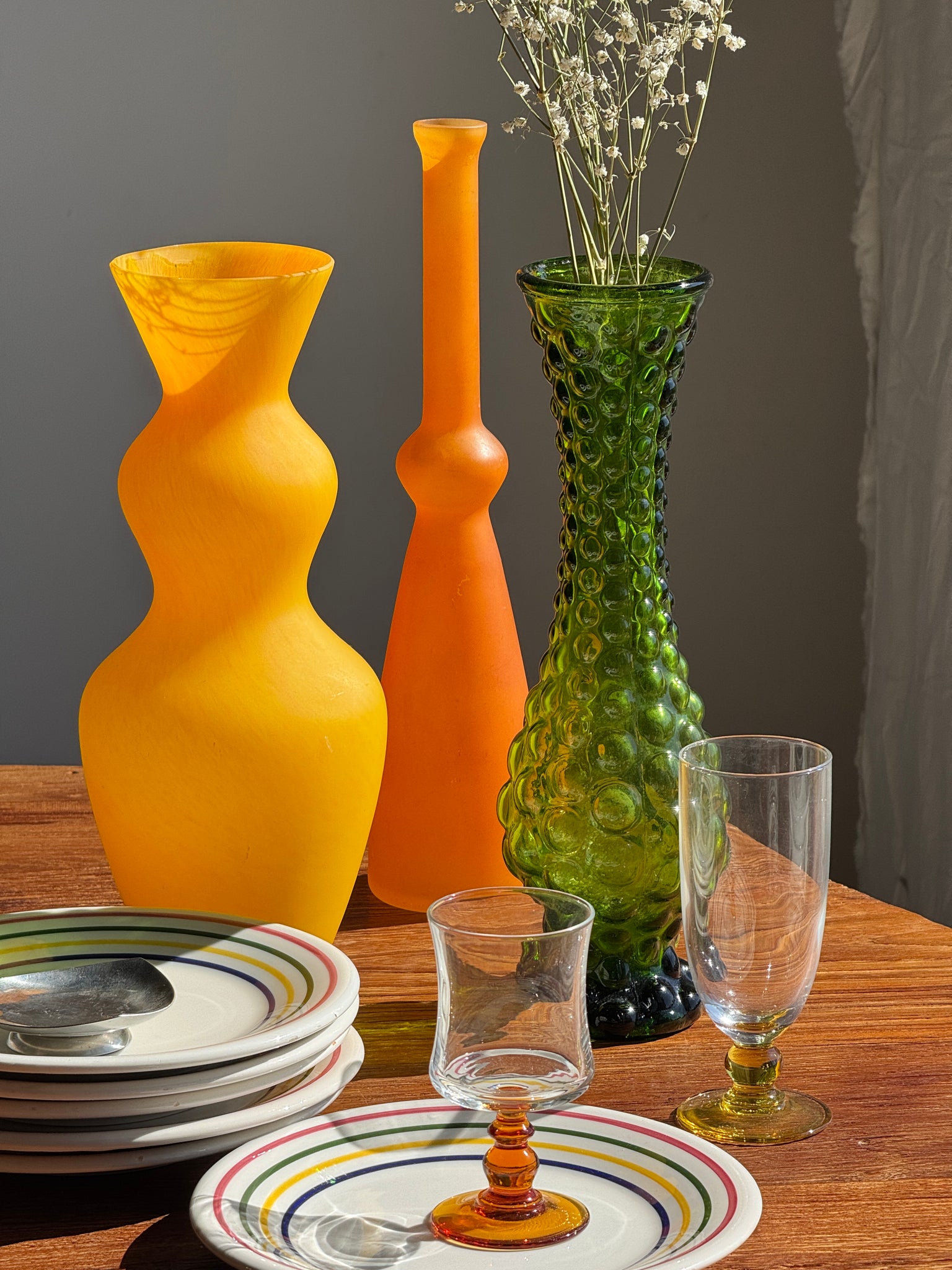 Vase en verre vert à motifs de pois en relief H30,5