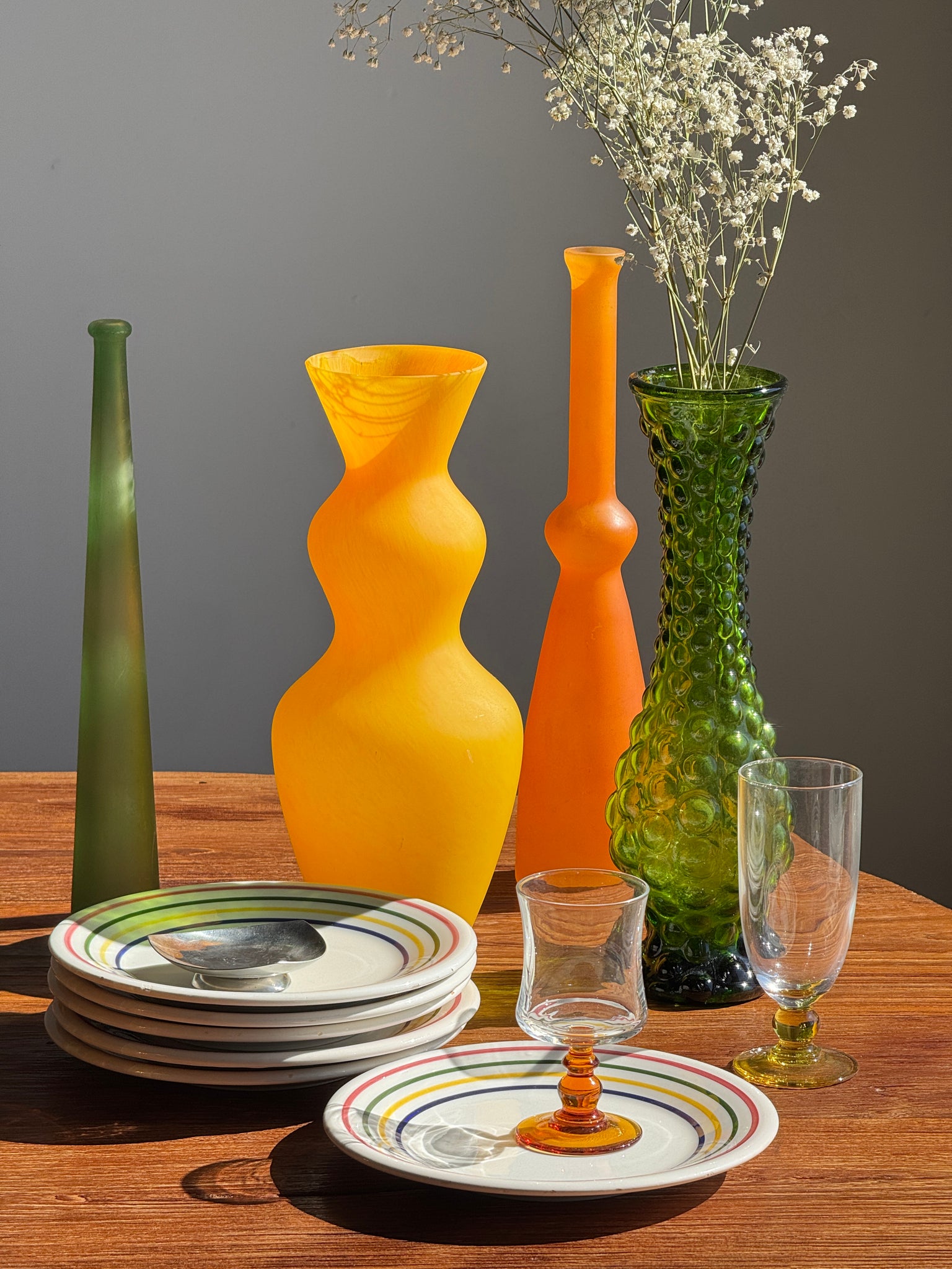 Vase en verre vert à motifs de pois en relief H30,5