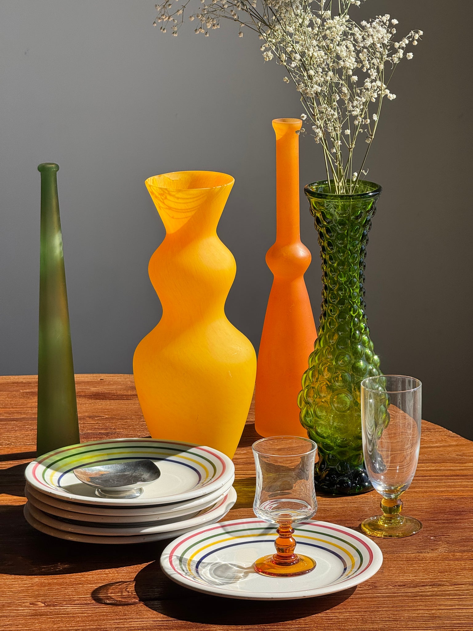 Vase en verre vert à motifs de pois en relief H30,5