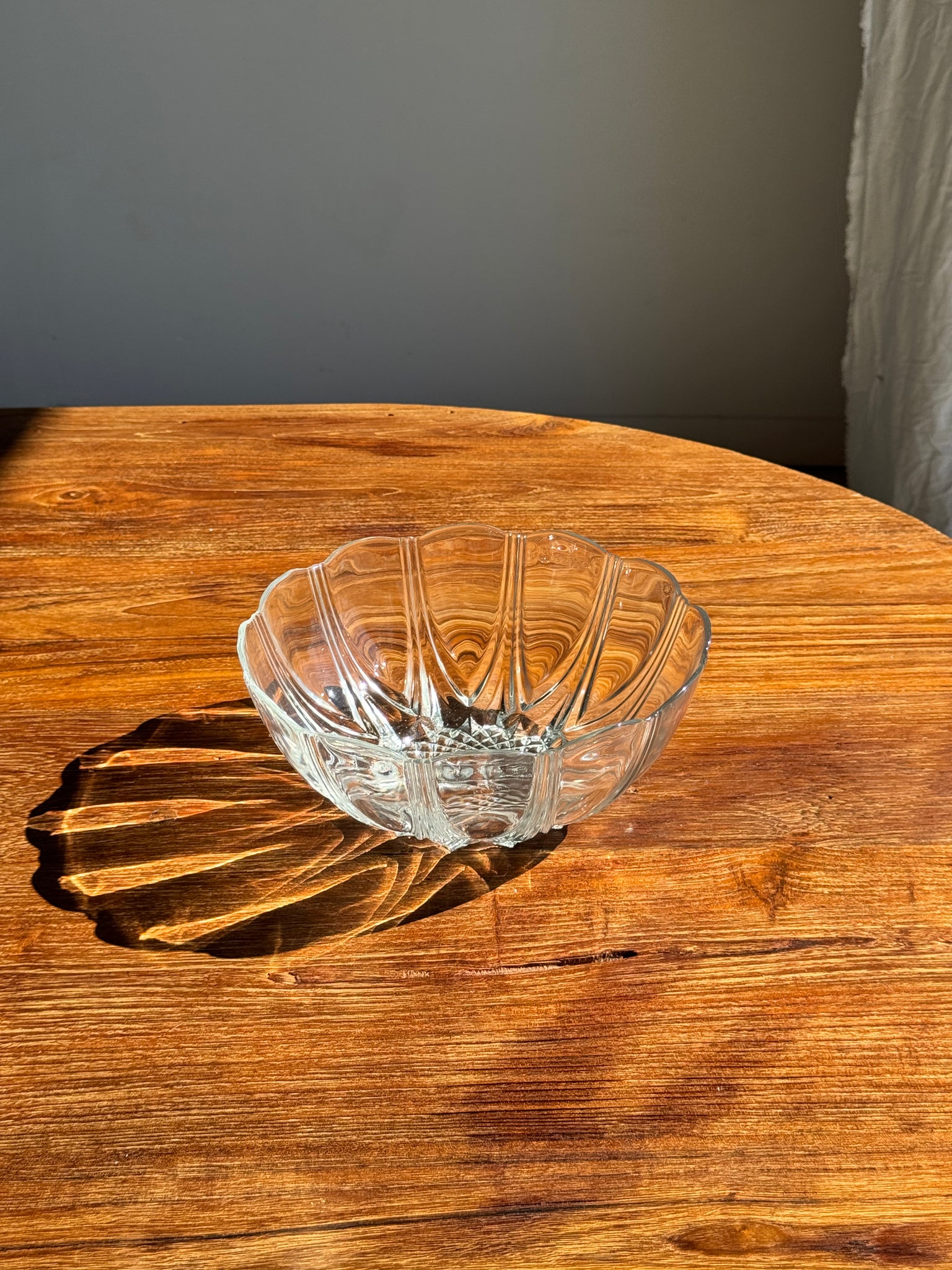 Petit saladier vintage en verre Arcoroc Codec à motifs de pétales stylisés D24