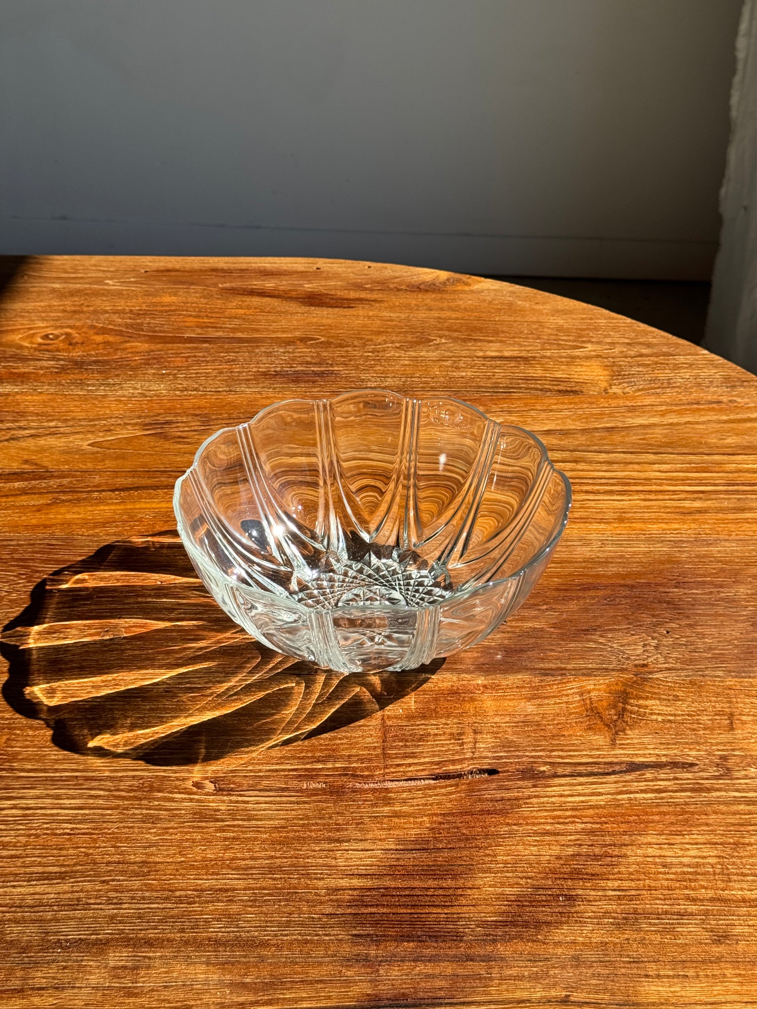 Petit saladier vintage en verre Arcoroc Codec à motifs de pétales stylisés D24