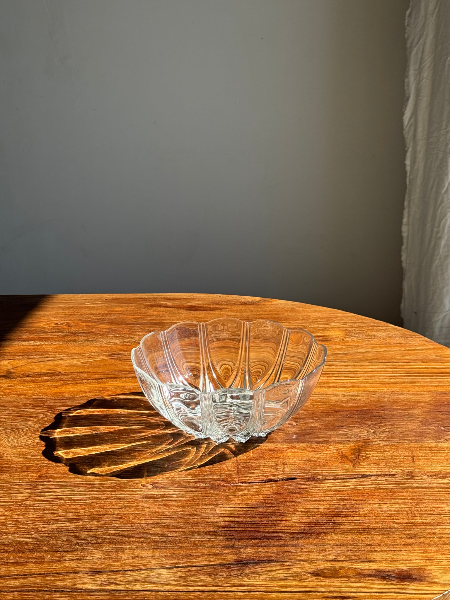 Petit saladier vintage en verre Arcoroc Codec à motifs de pétales stylisés D24