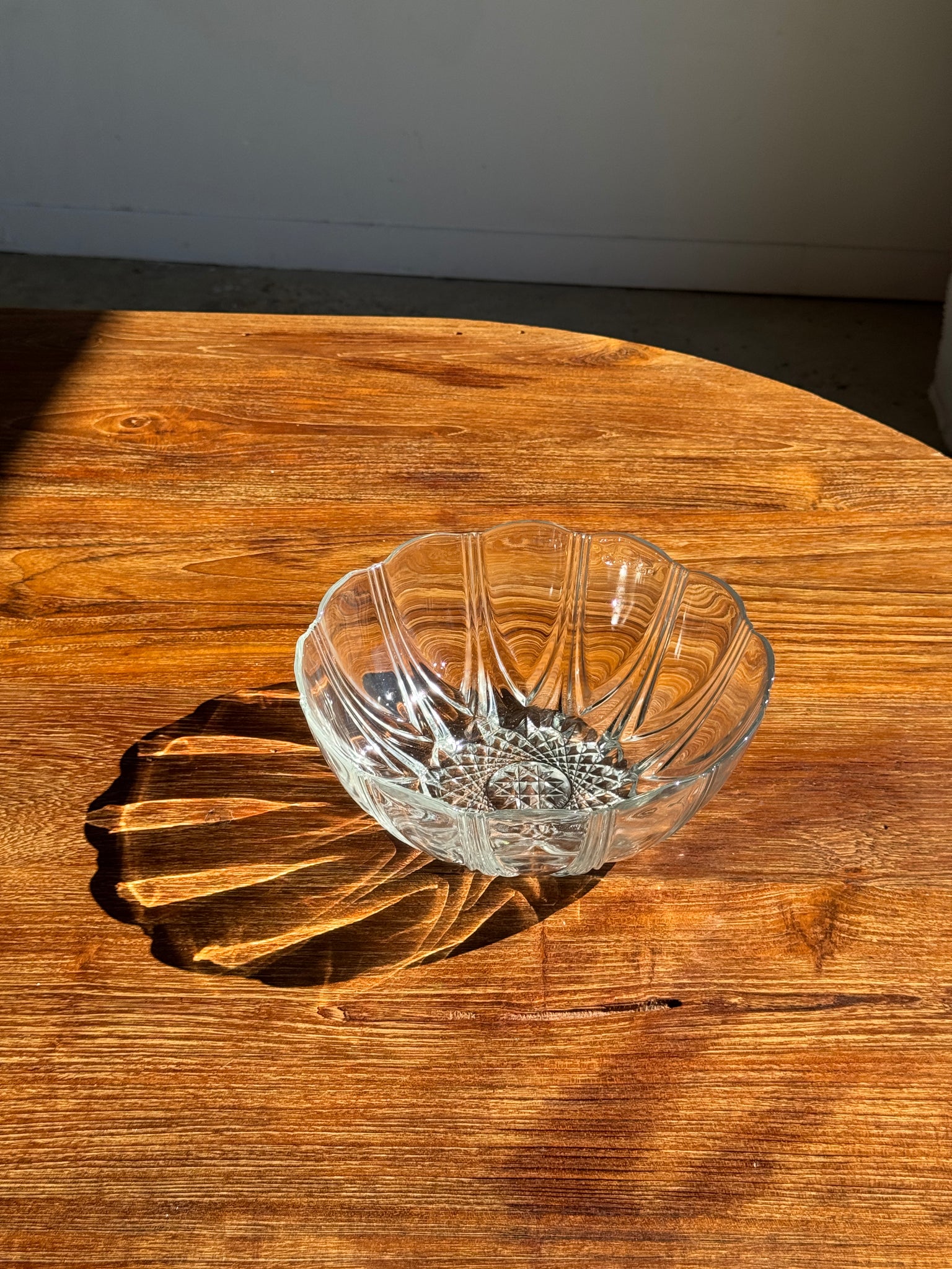 Petit saladier vintage en verre Arcoroc Codec à motifs de pétales stylisés D24