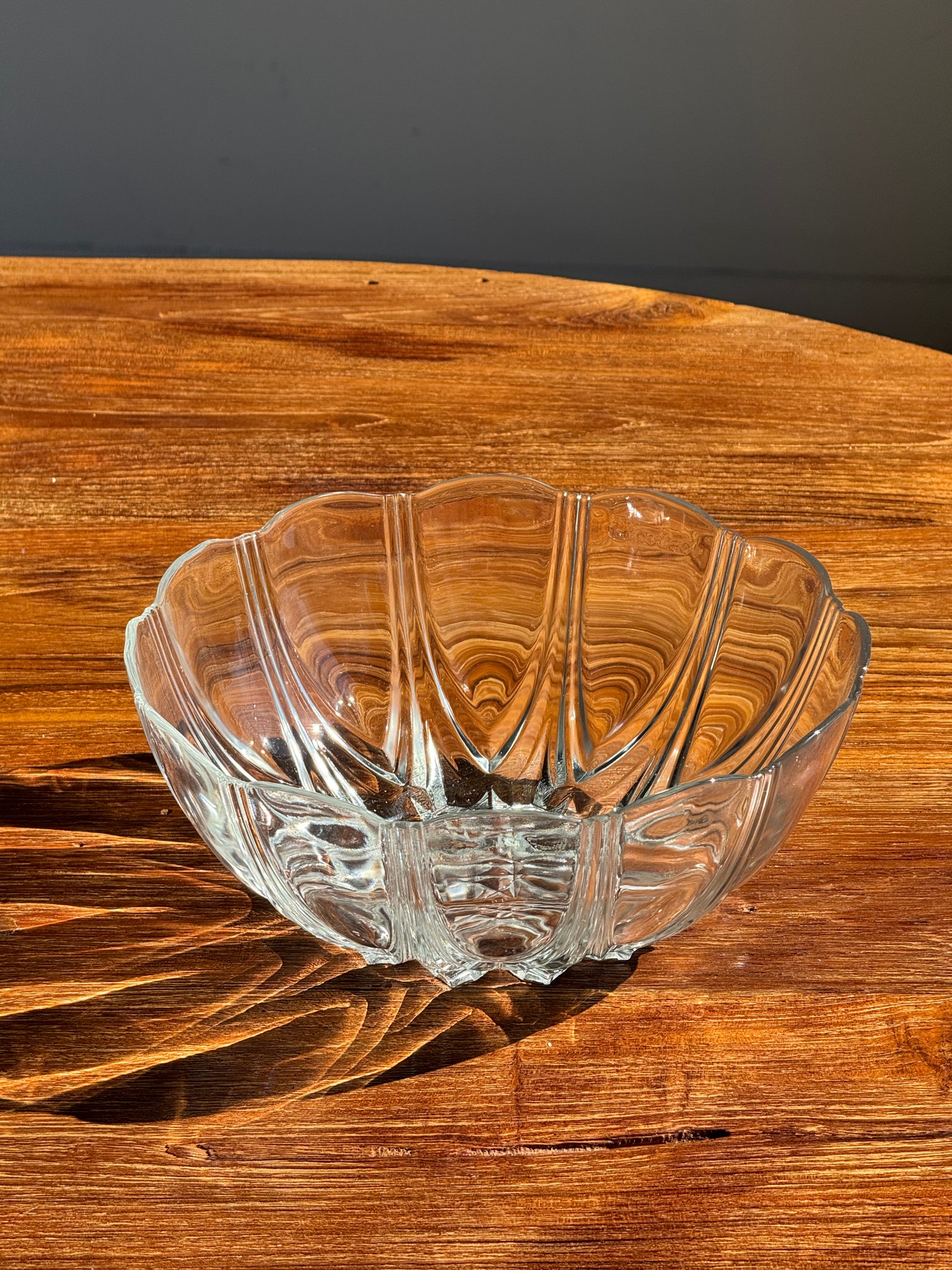 Petit saladier vintage en verre Arcoroc Codec à motifs de pétales stylisés D24