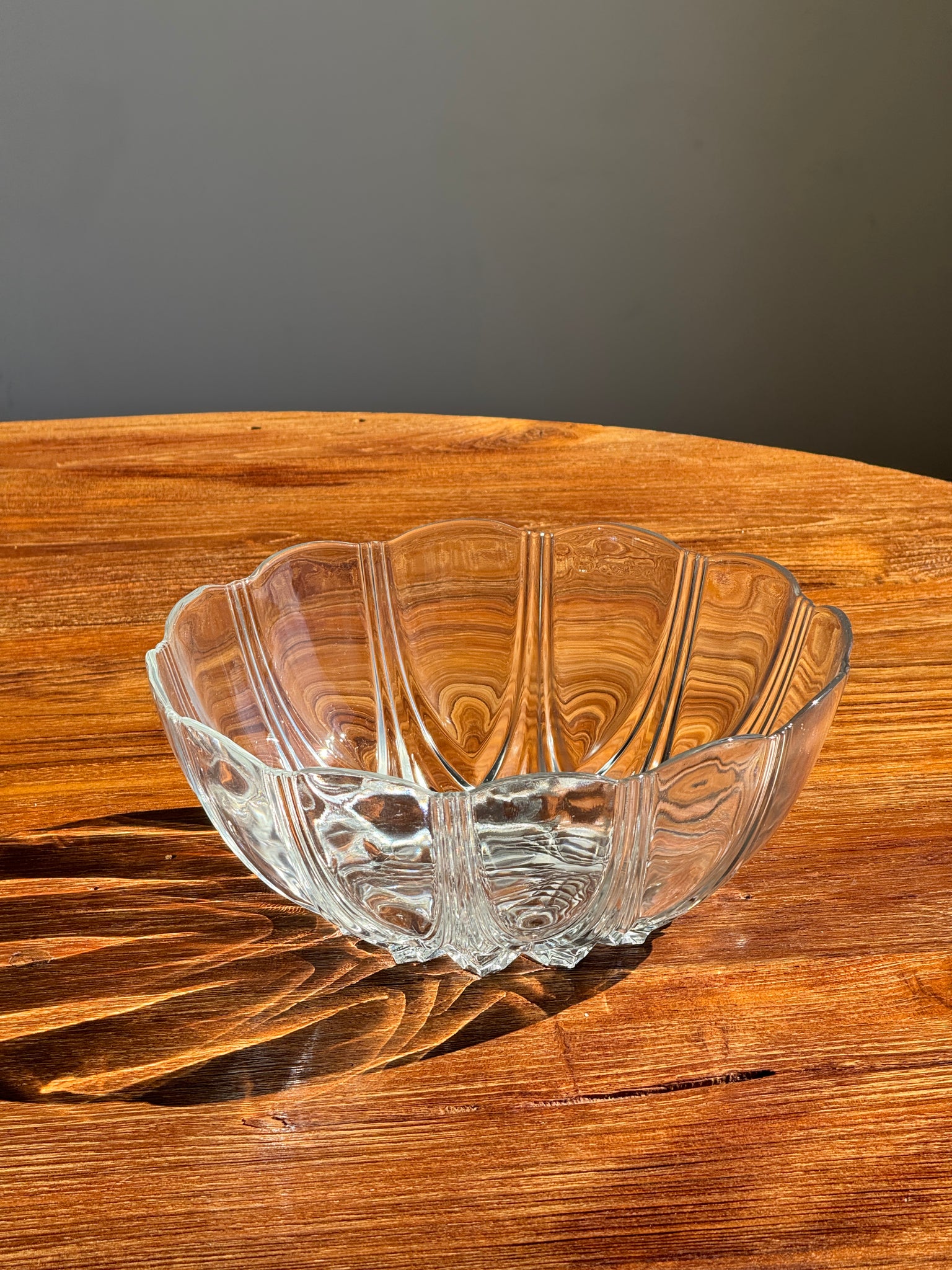 Petit saladier vintage en verre Arcoroc Codec à motifs de pétales stylisés D24