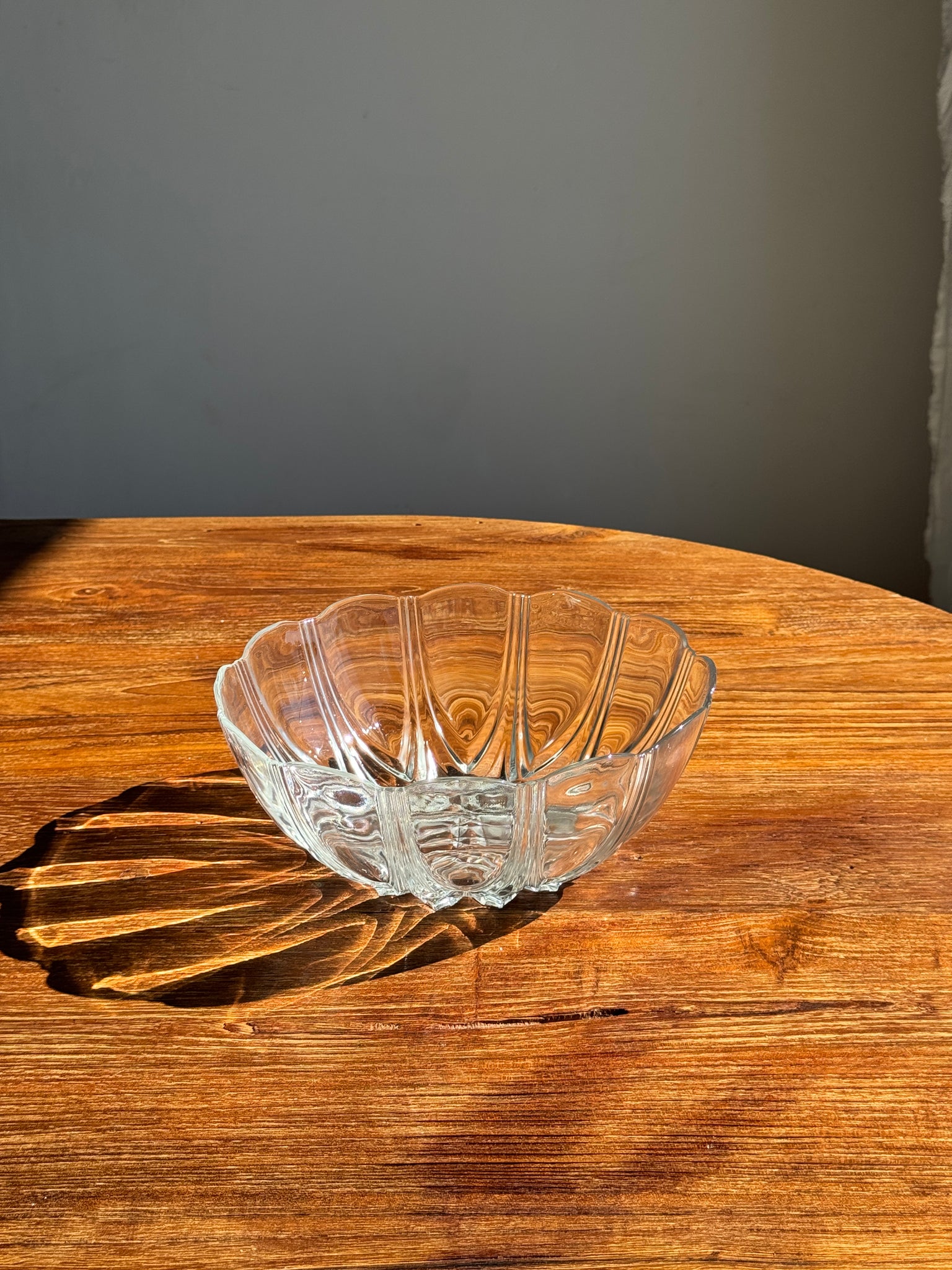 Petit saladier vintage en verre Arcoroc Codec à motifs de pétales stylisés D24