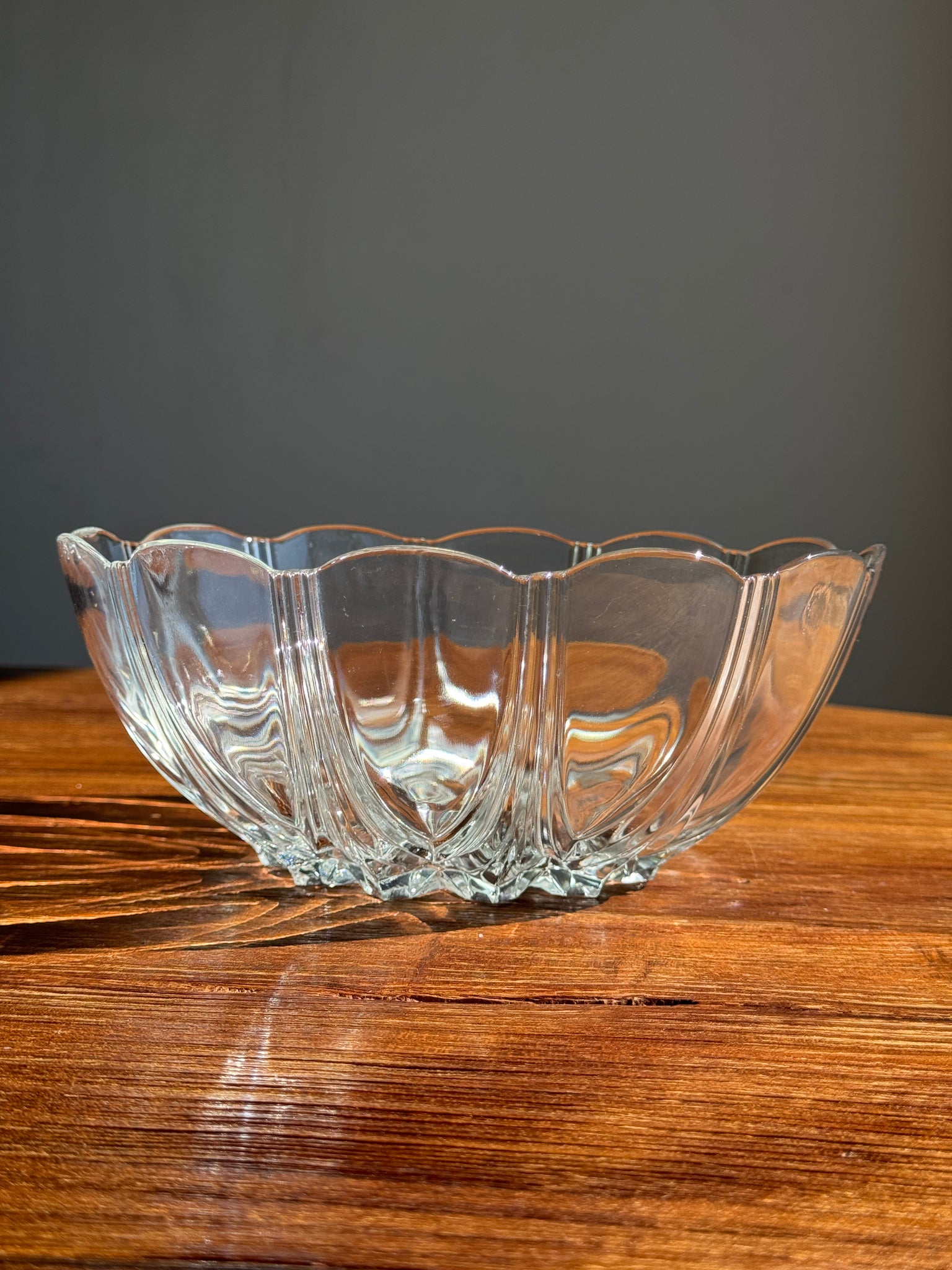 Petit saladier vintage en verre Arcoroc Codec à motifs de pétales stylisés D24