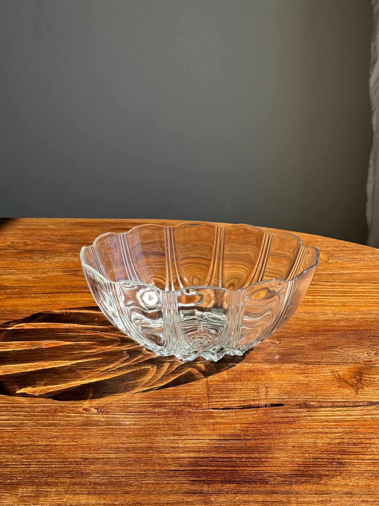 Petit saladier vintage en verre Arcoroc Codec à motifs de pétales stylisés D24