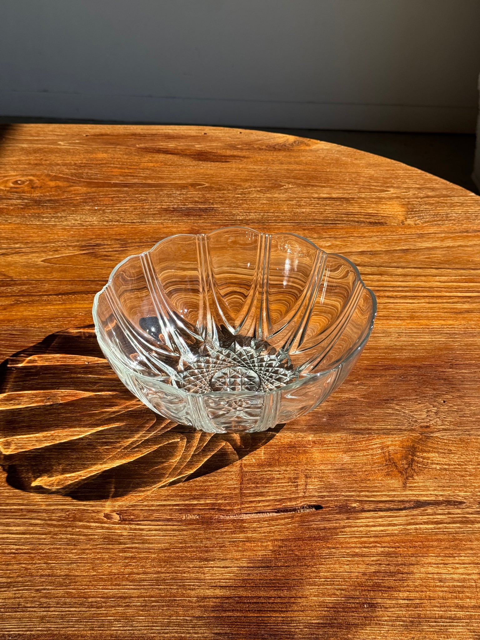 Petit saladier vintage en verre Arcoroc Codec à motifs de pétales stylisés D24