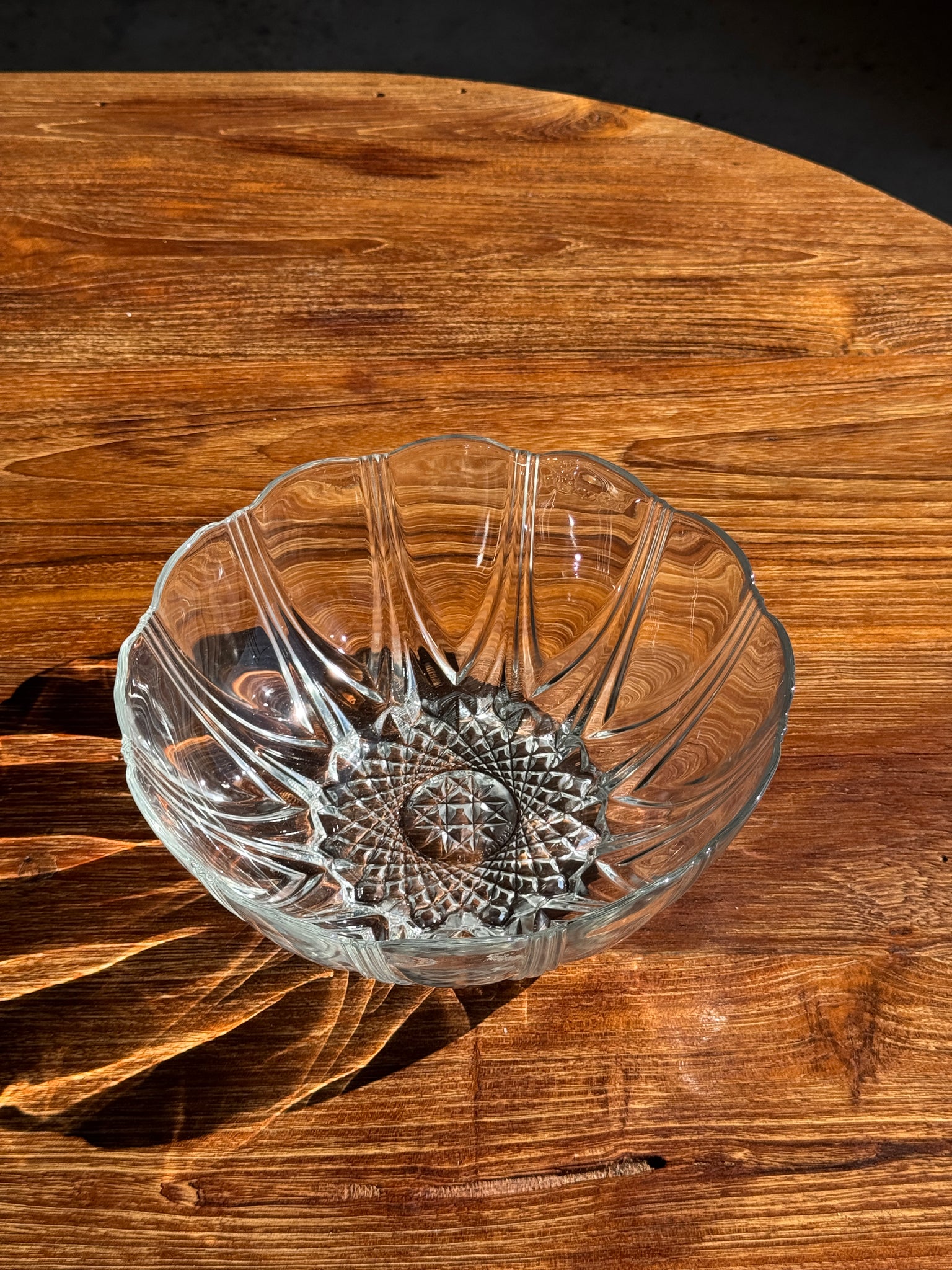 Petit saladier vintage en verre Arcoroc Codec à motifs de pétales stylisés D24