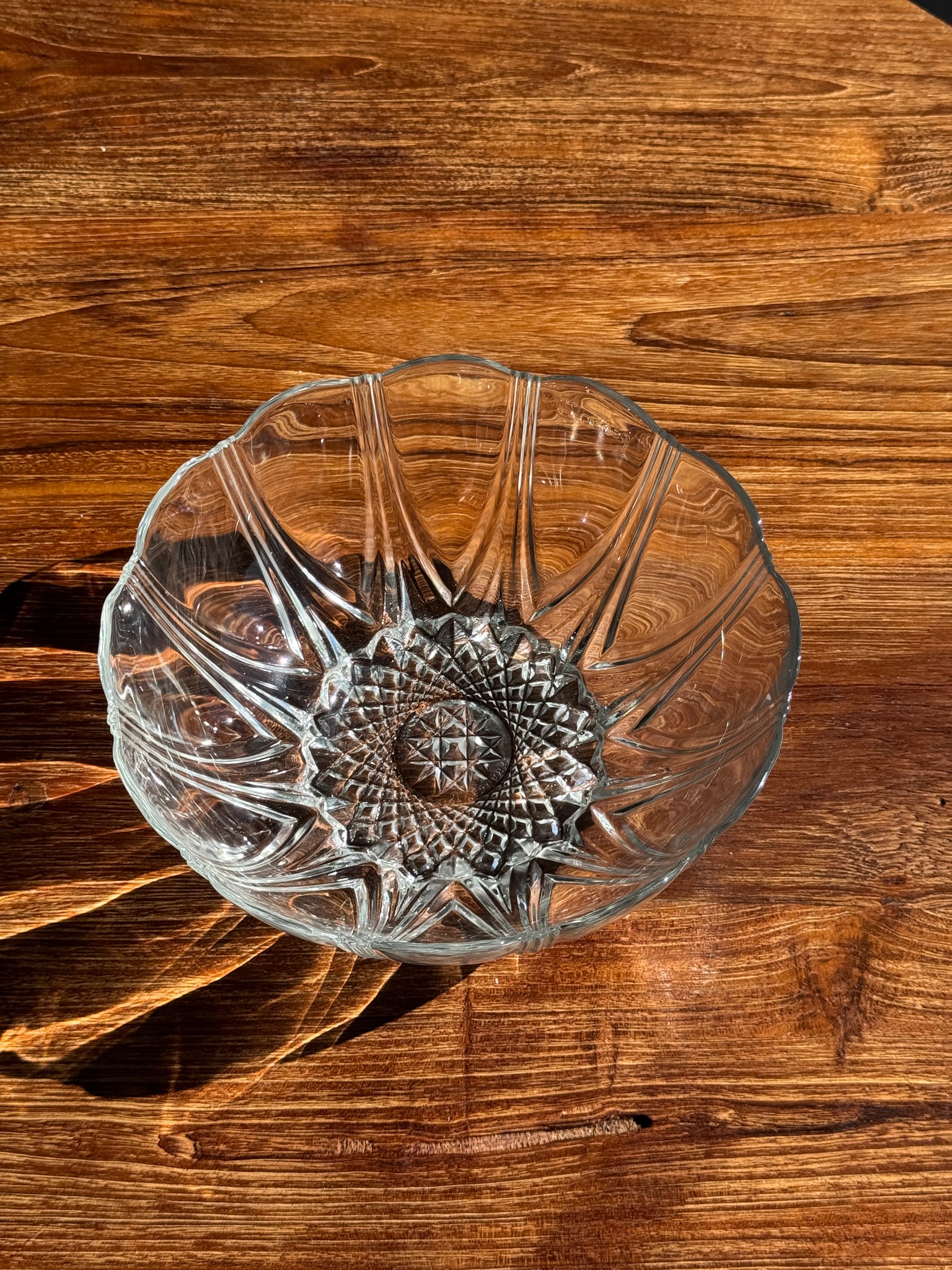Petit saladier vintage en verre Arcoroc Codec à motifs de pétales stylisés D24