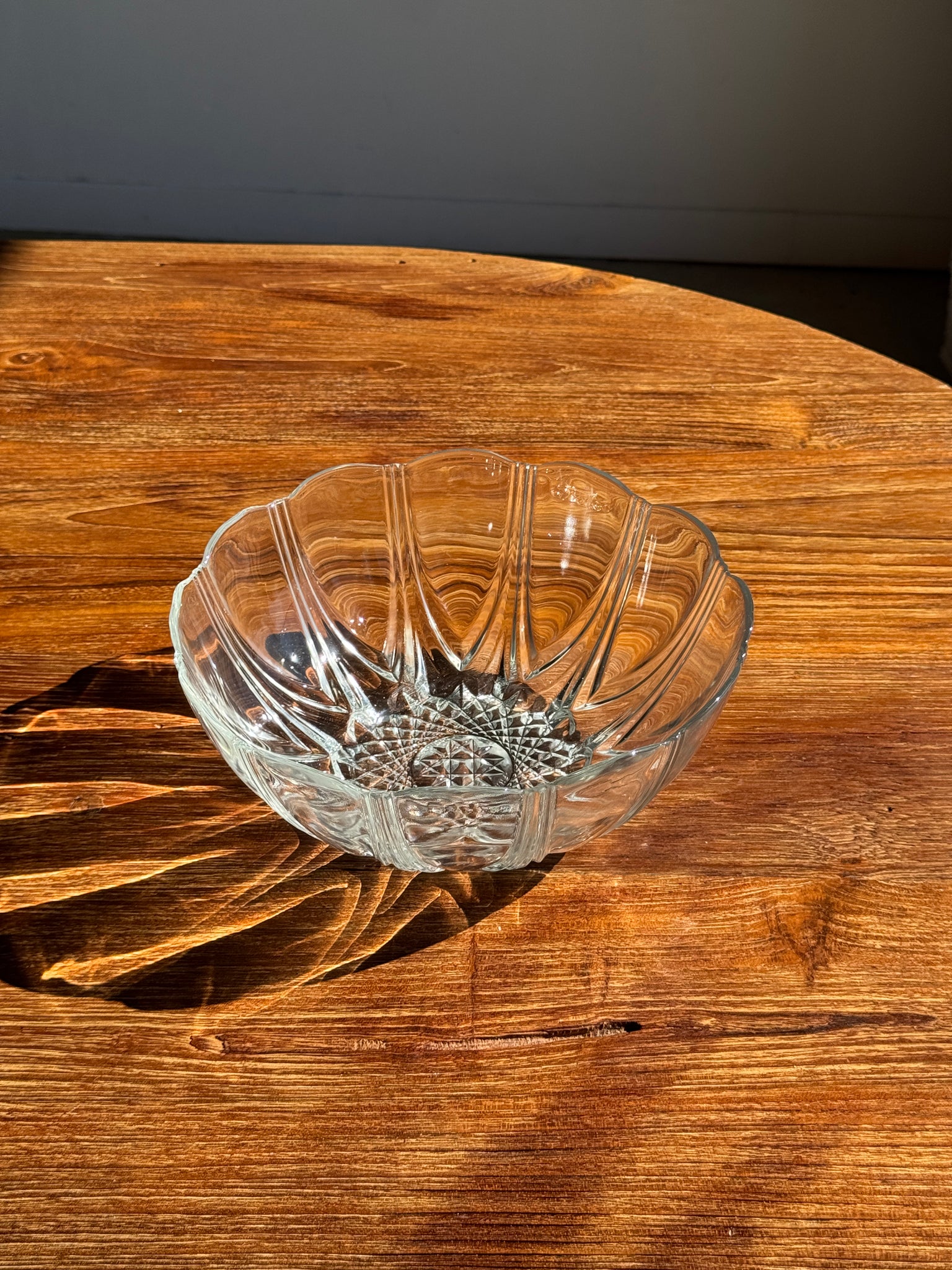 Petit saladier vintage en verre Arcoroc Codec à motifs de pétales stylisés D24