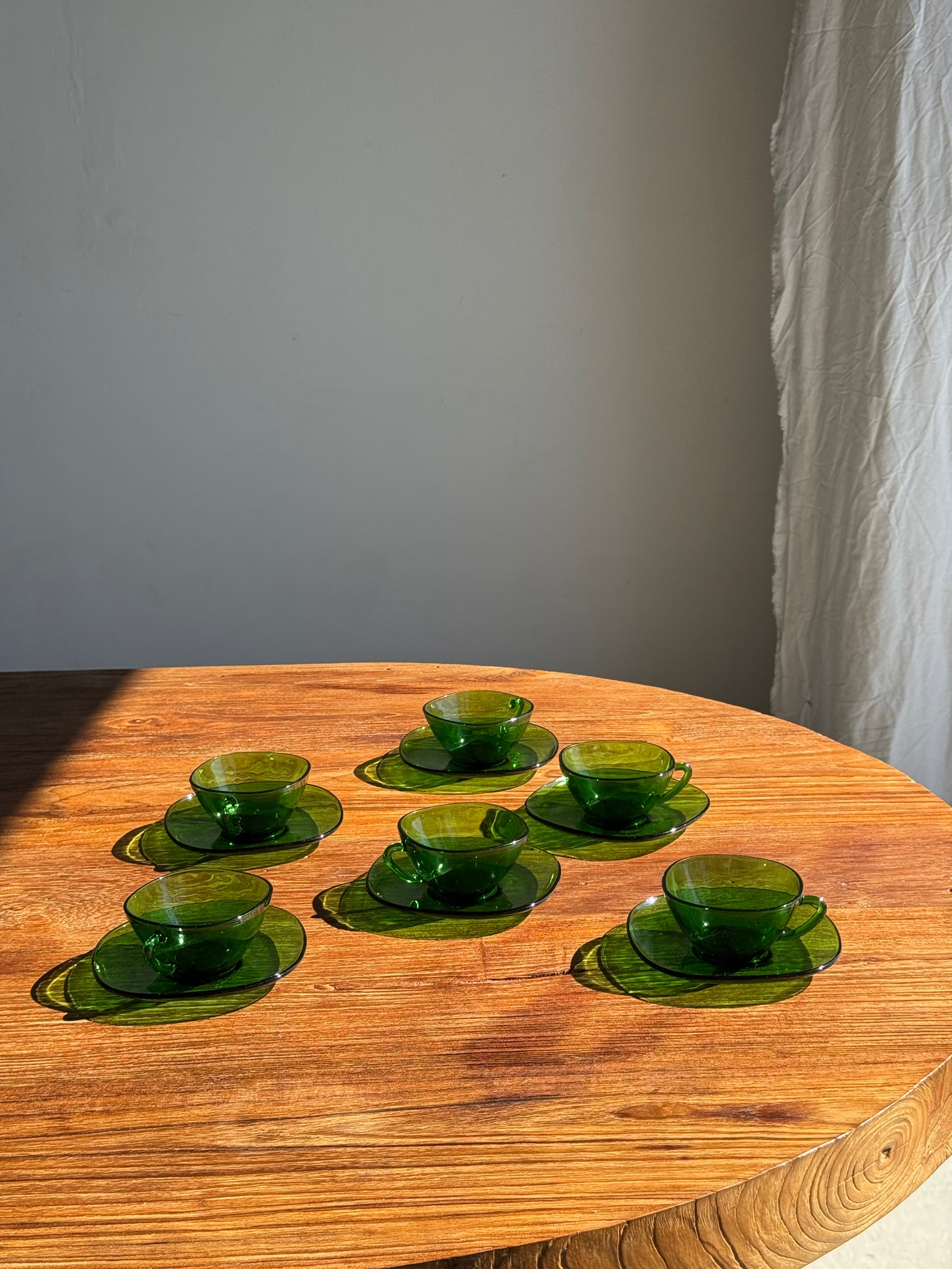 Lot de 6 tasses en verre vert Vereco France avec leurs coupelles