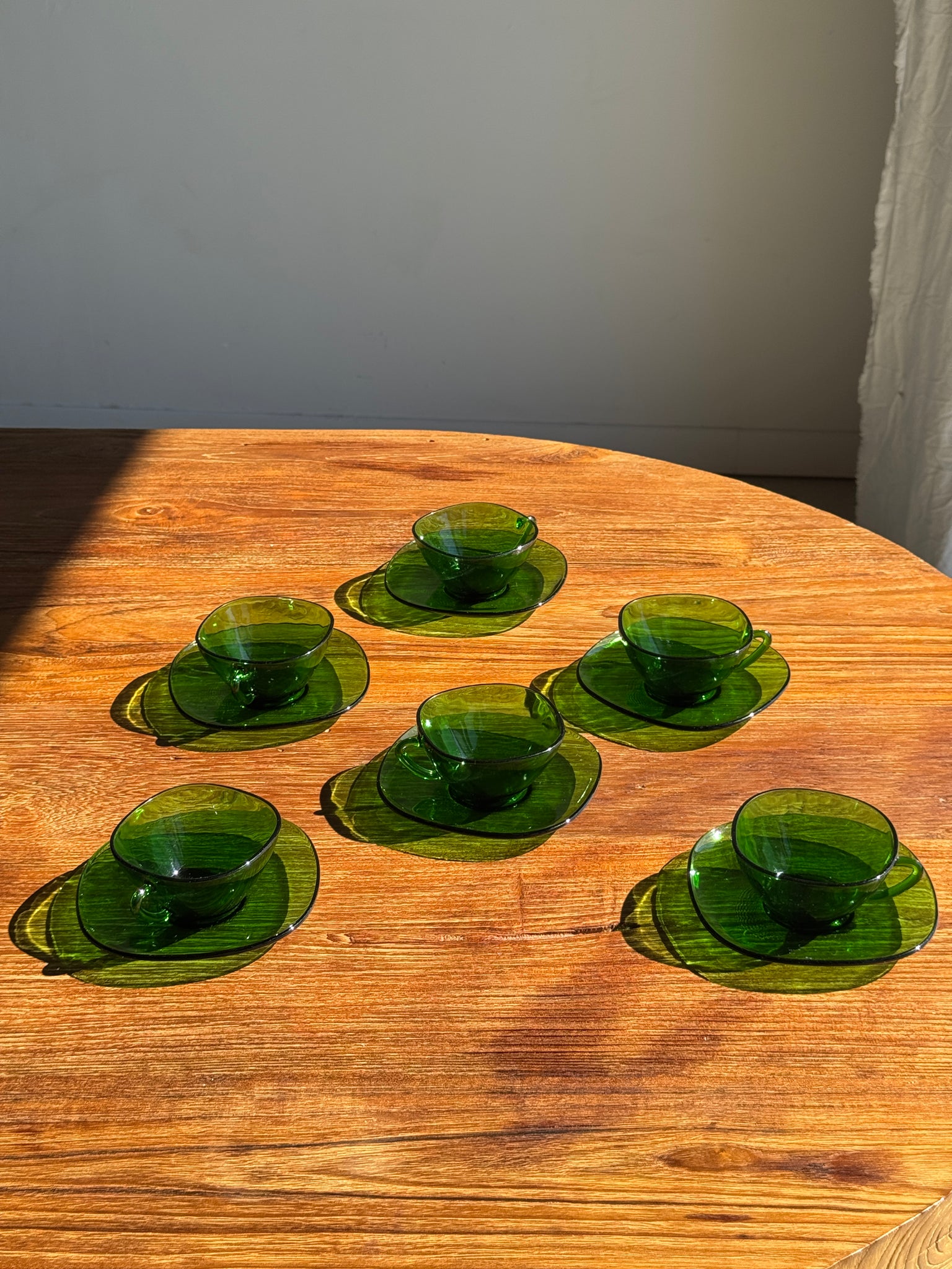 Lot de 6 tasses en verre vert Vereco France avec leurs coupelles