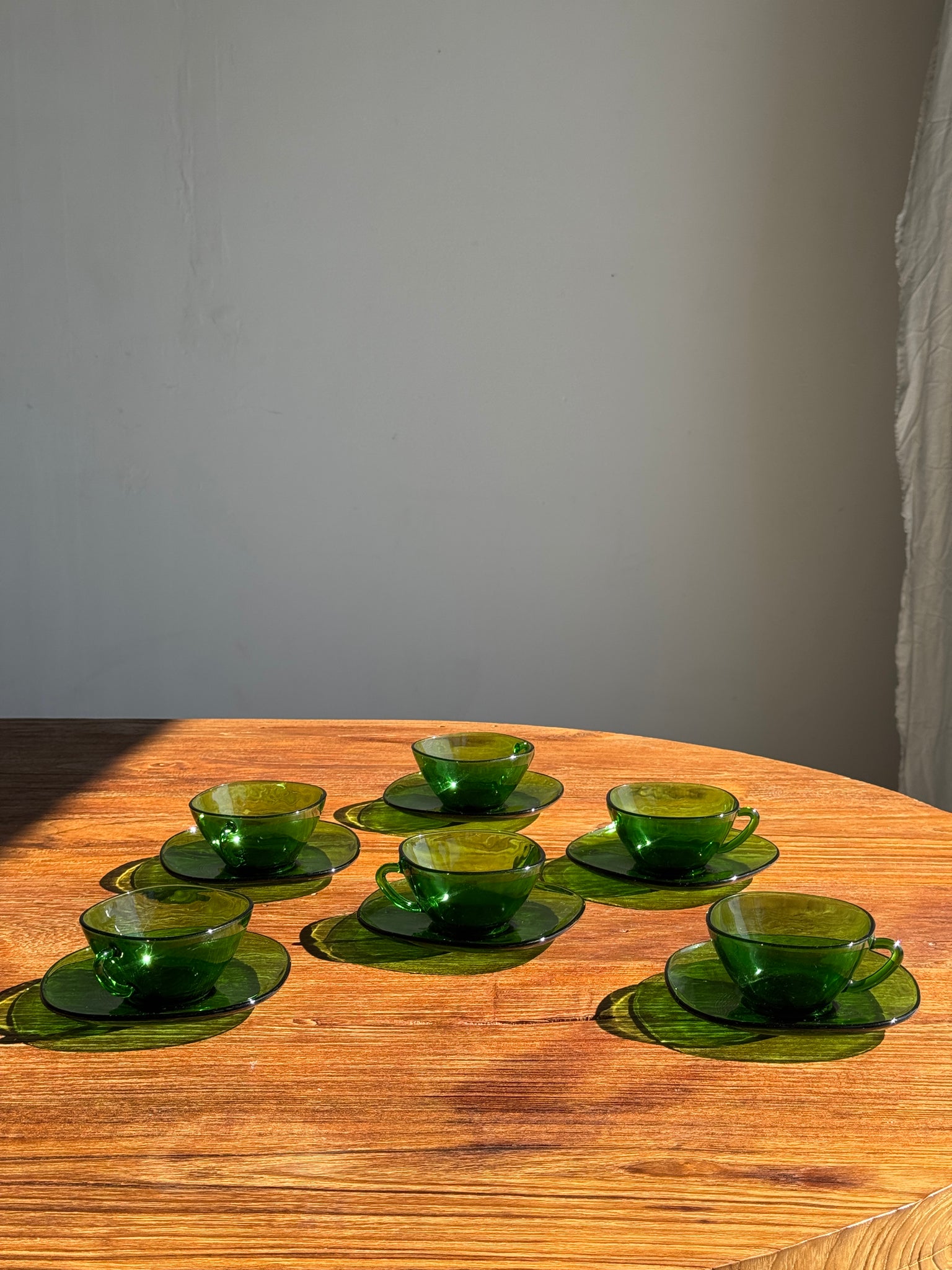 Lot de 6 tasses en verre vert Vereco France avec leurs coupelles