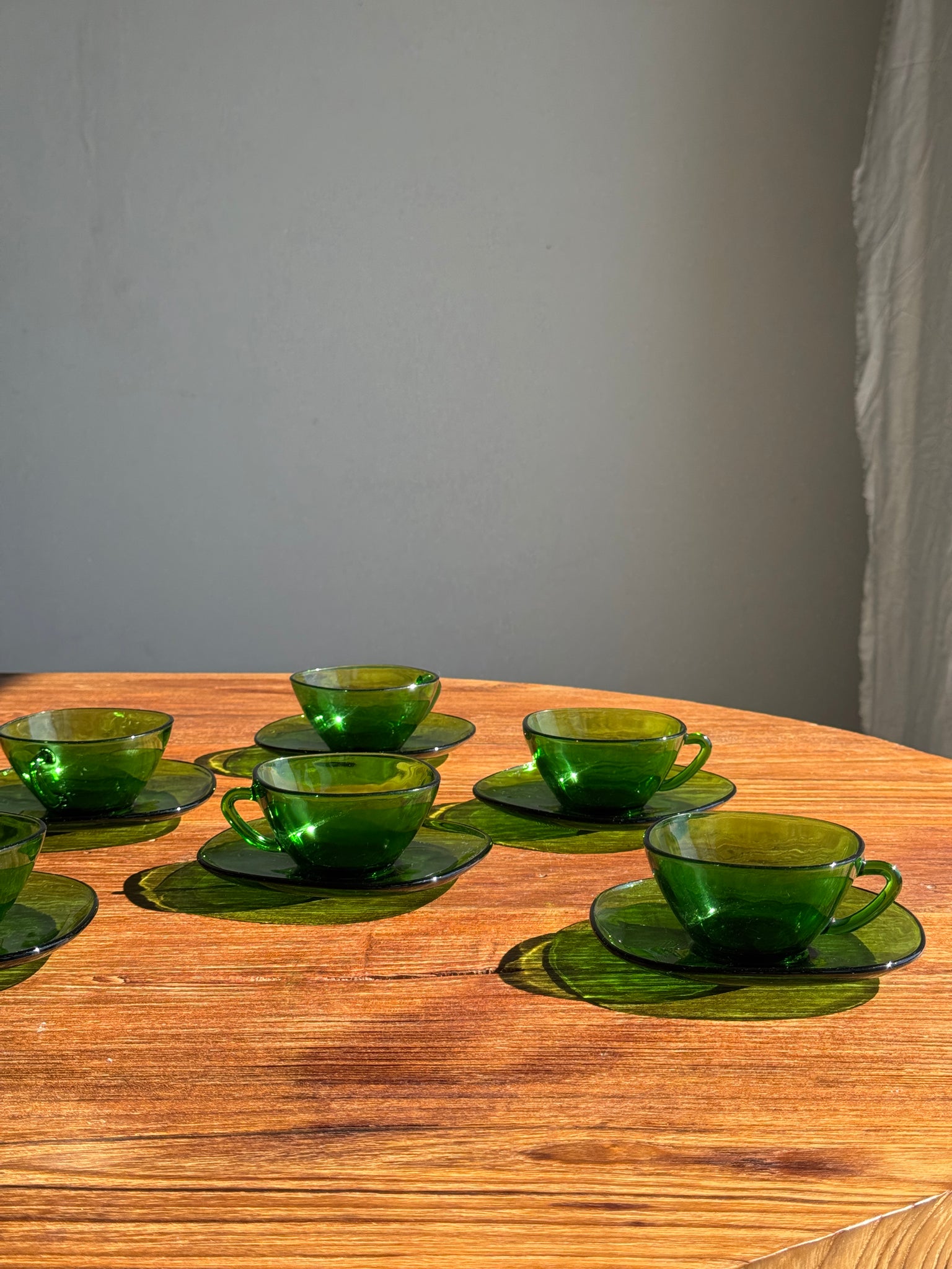 Lot de 6 tasses en verre vert Vereco France avec leurs coupelles
