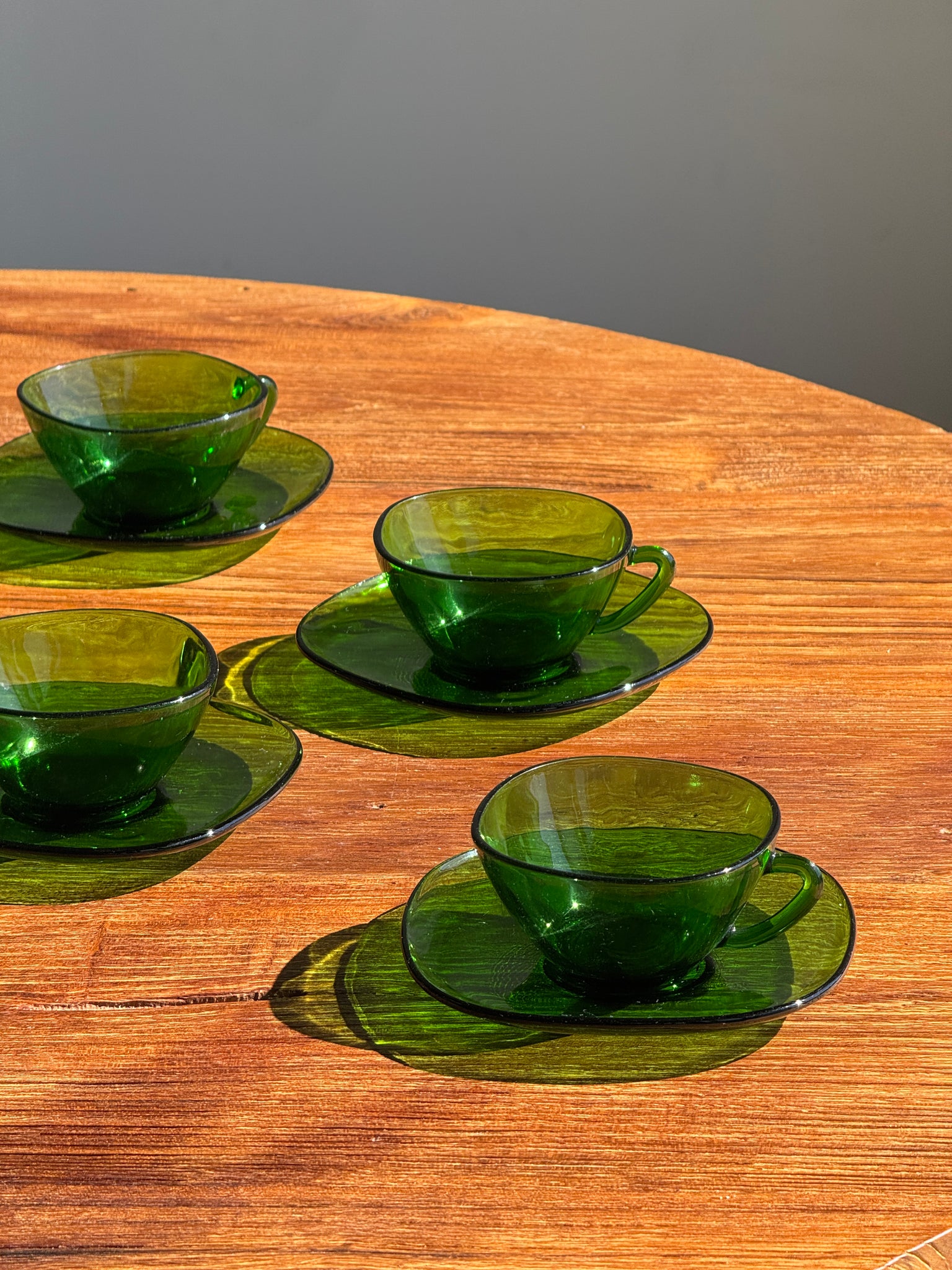 Lot de 6 tasses en verre vert Vereco France avec leurs coupelles