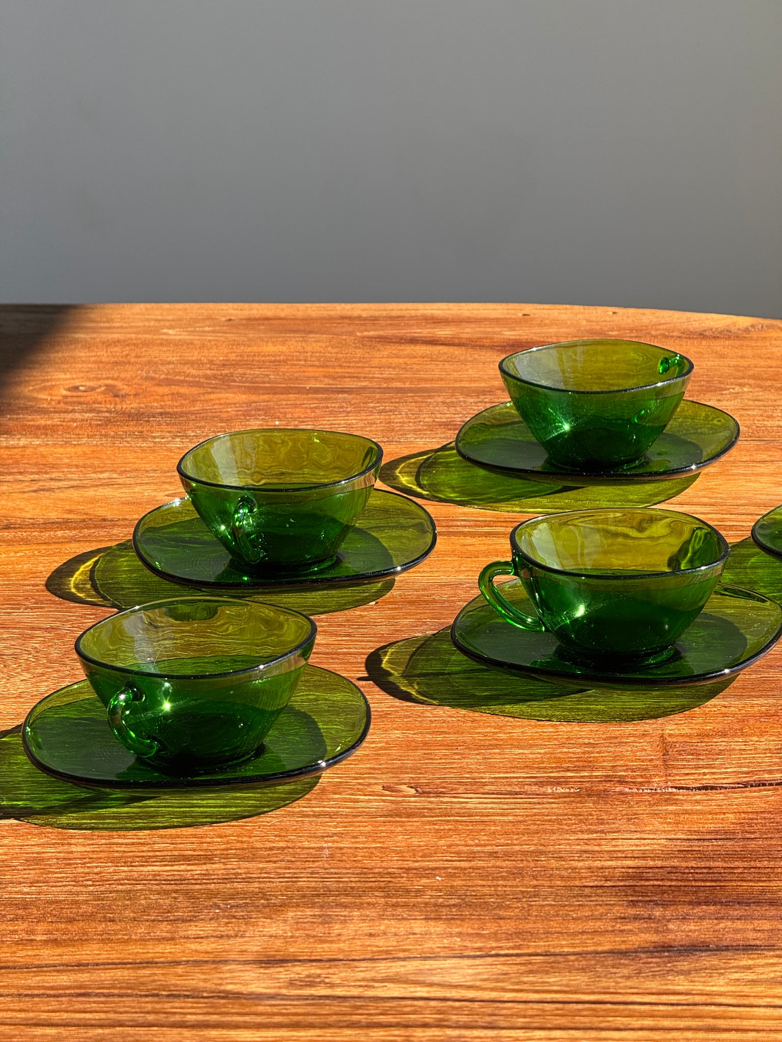 Lot de 6 tasses en verre vert Vereco France avec leurs coupelles