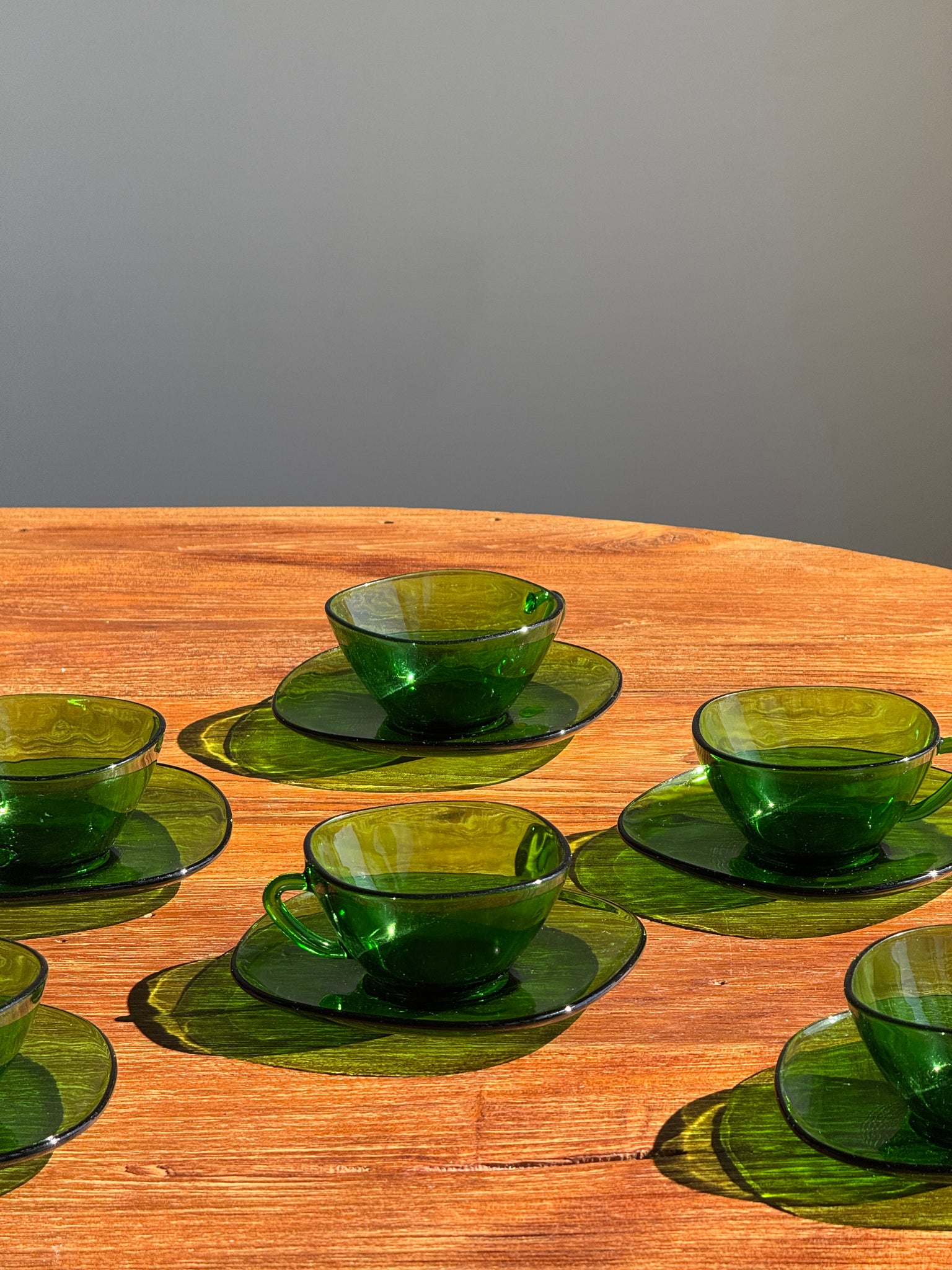 Lot de 6 tasses en verre vert Vereco France avec leurs coupelles