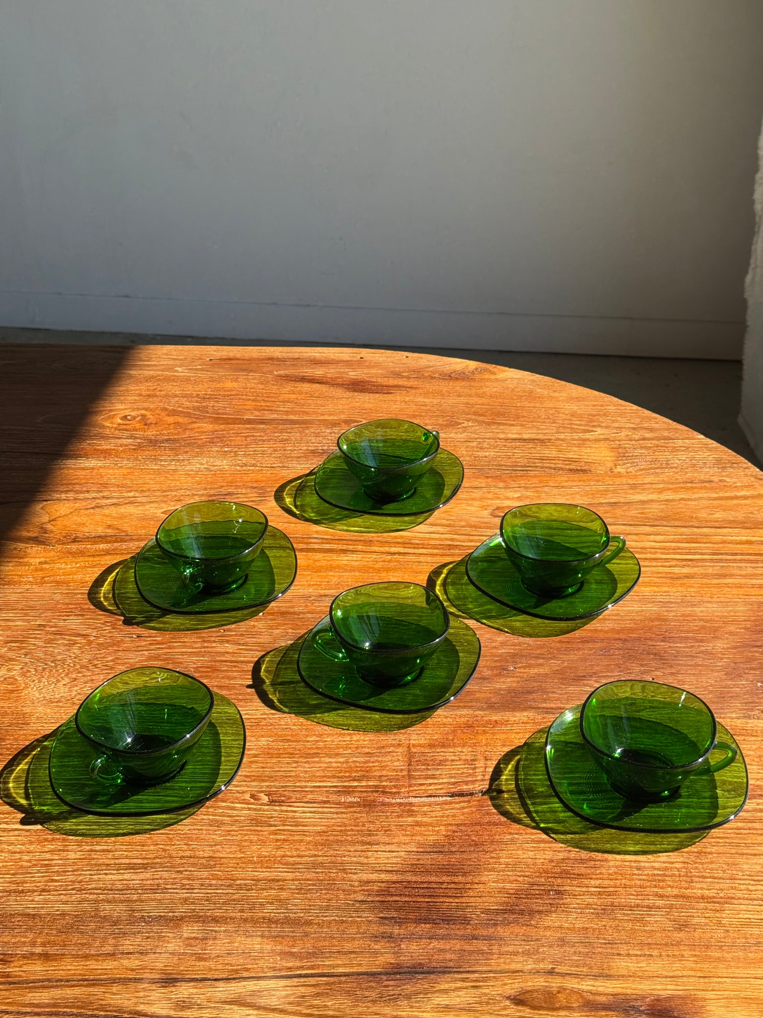 Lot de 6 tasses en verre vert Vereco France avec leurs coupelles