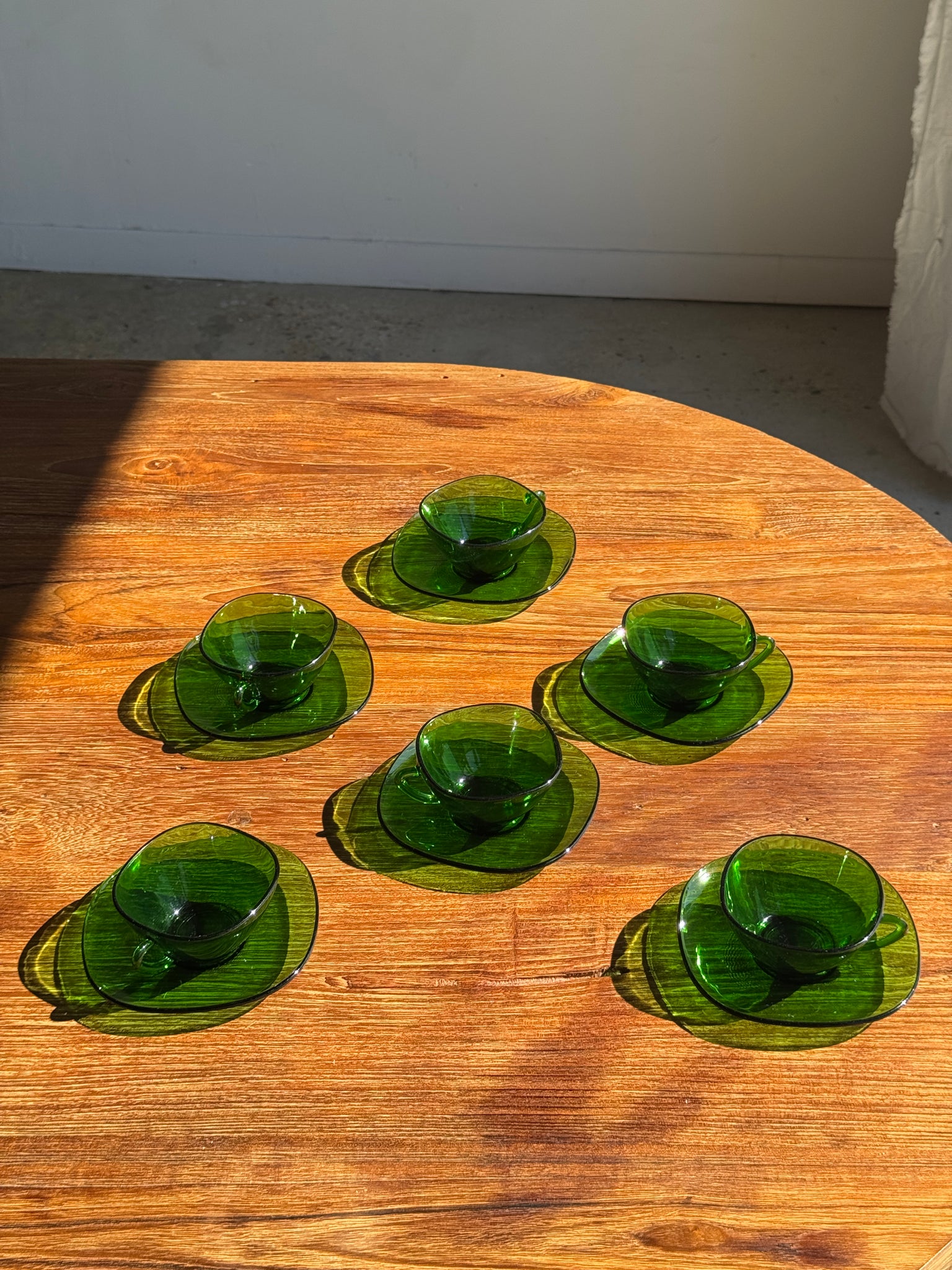 Lot de 6 tasses en verre vert Vereco France avec leurs coupelles