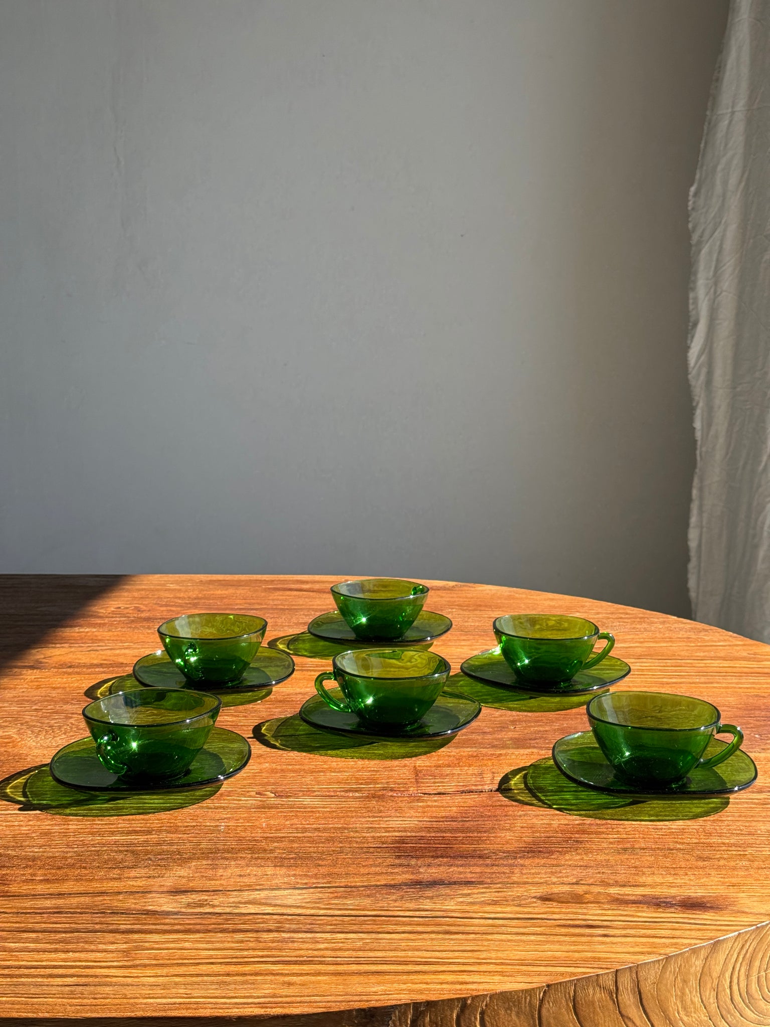 Lot de 6 tasses en verre vert Vereco France avec leurs coupelles