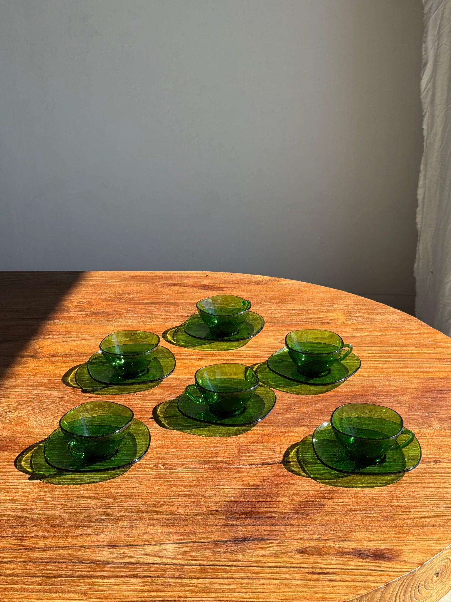 Lot de 6 tasses en verre vert Vereco France avec leurs coupelles