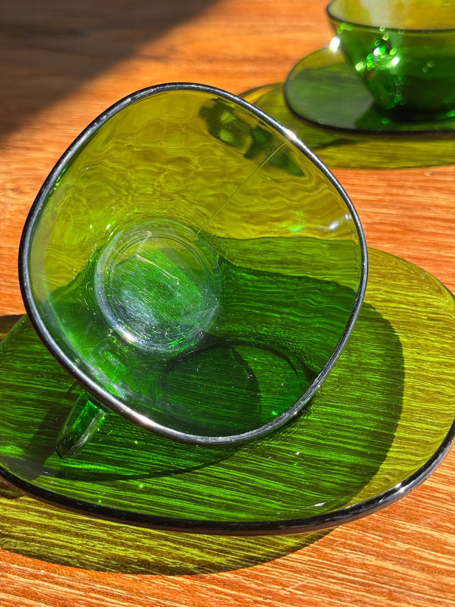 Lot de 6 tasses en verre vert Vereco France avec leurs coupelles