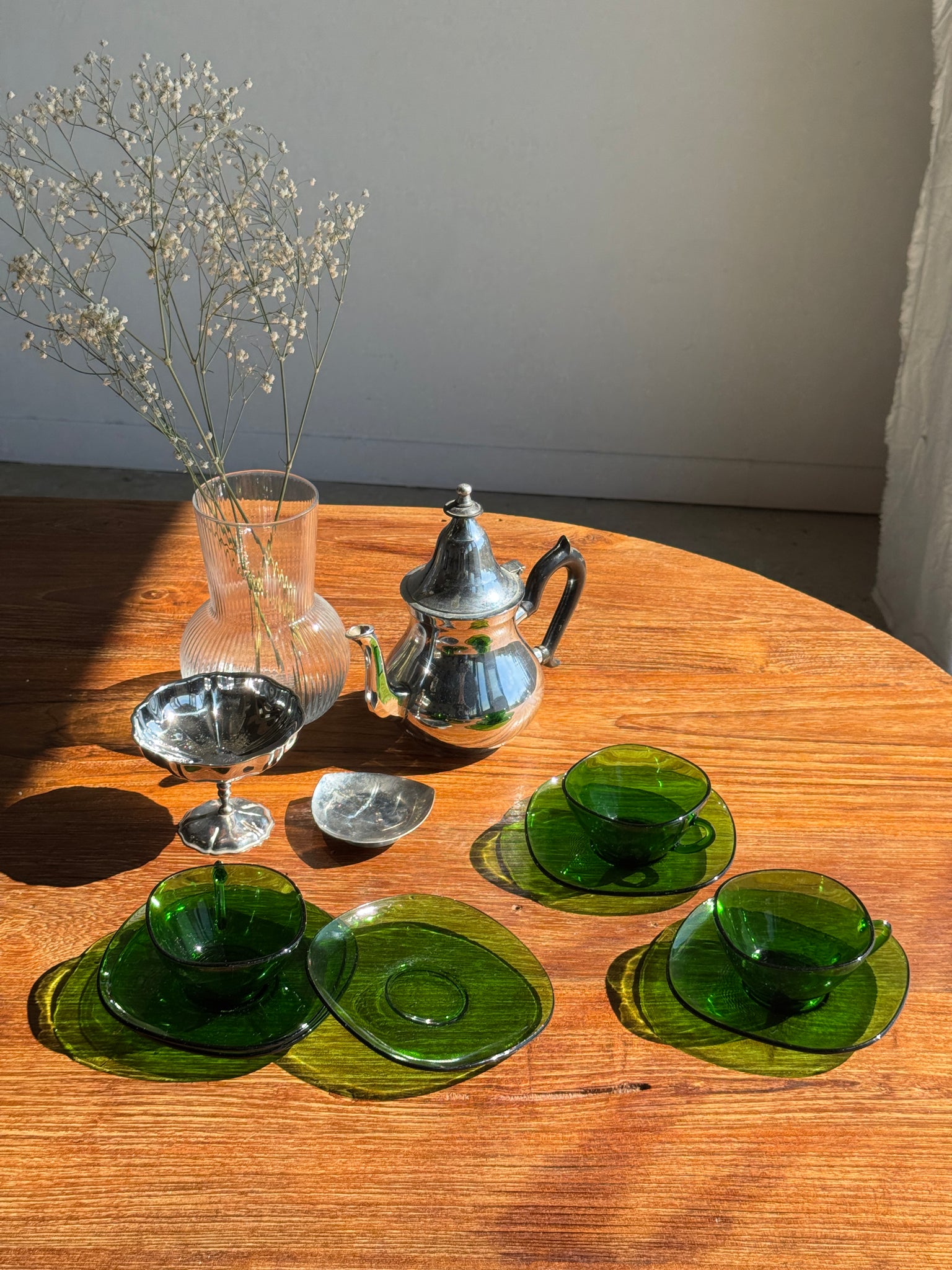 Lot de 6 tasses en verre vert Vereco France avec leurs coupelles