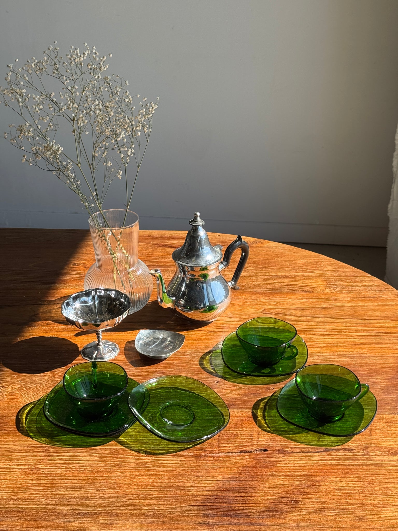 Lot de 6 tasses en verre vert Vereco France avec leurs coupelles