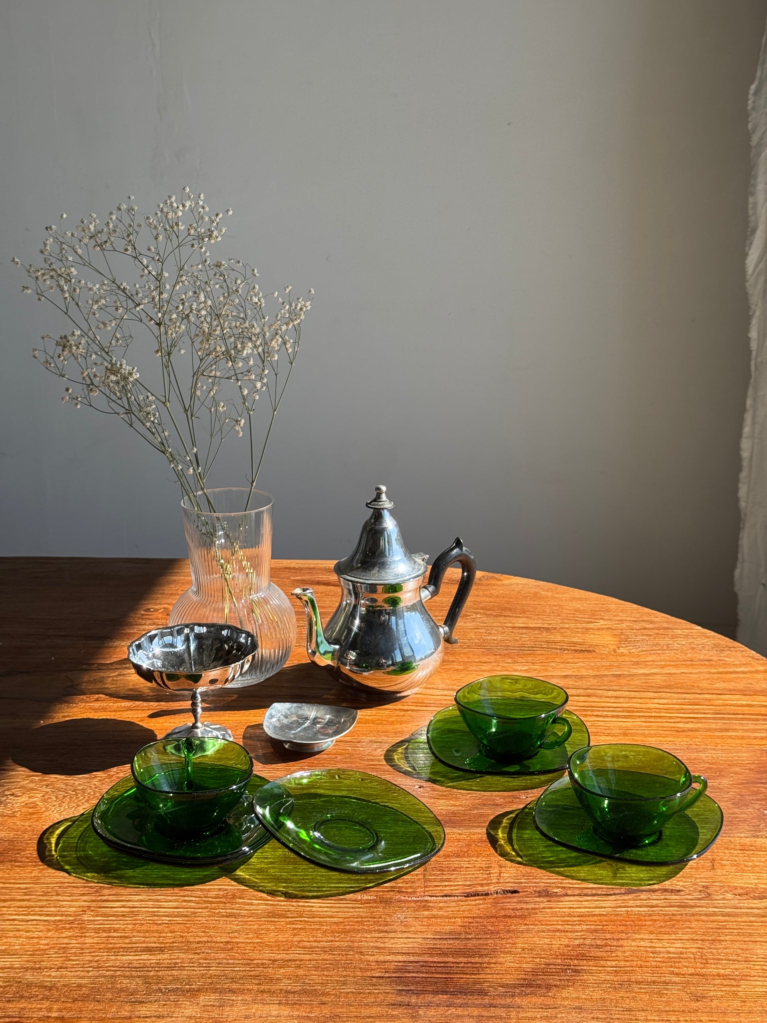 Lot de 6 tasses en verre vert Vereco France avec leurs coupelles
