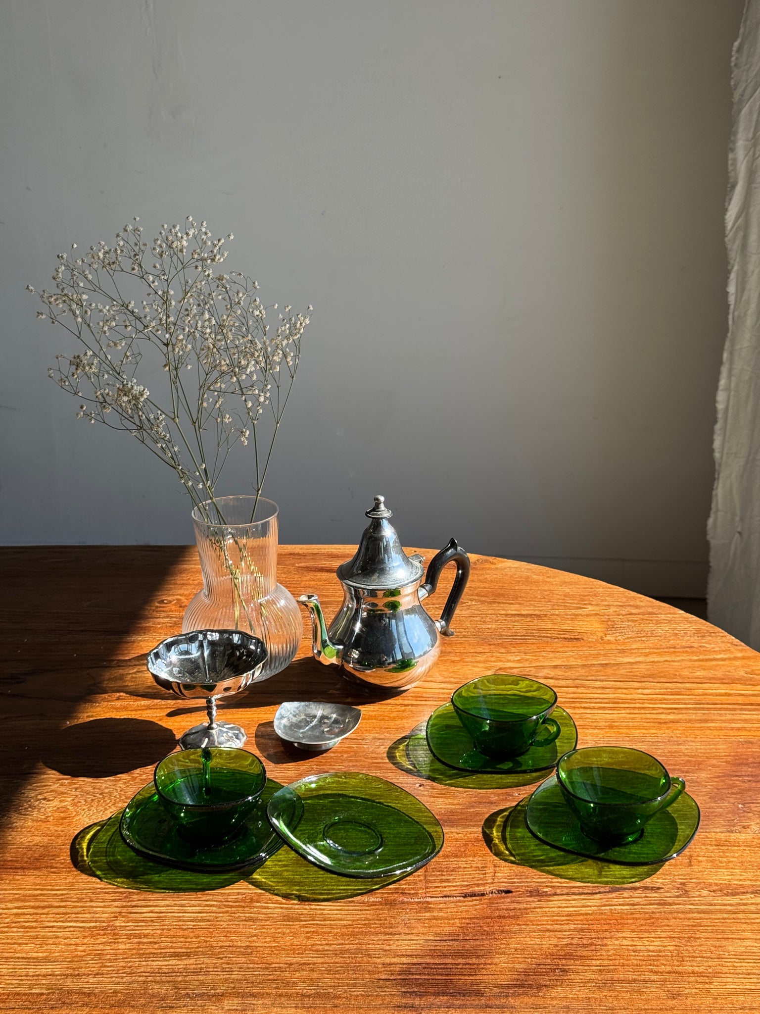 Lot de 6 tasses en verre vert Vereco France avec leurs coupelles