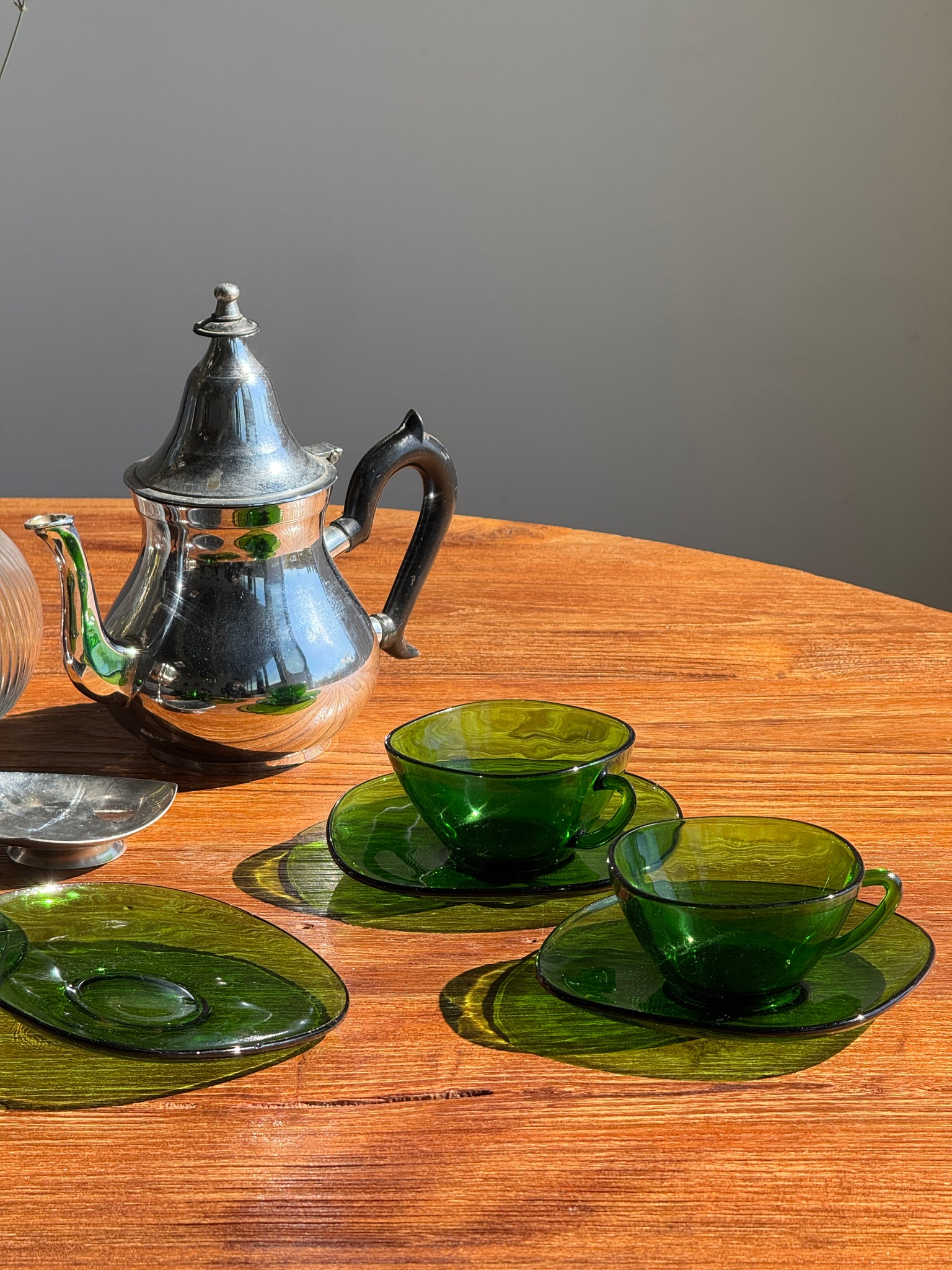 Lot de 6 tasses en verre vert Vereco France avec leurs coupelles