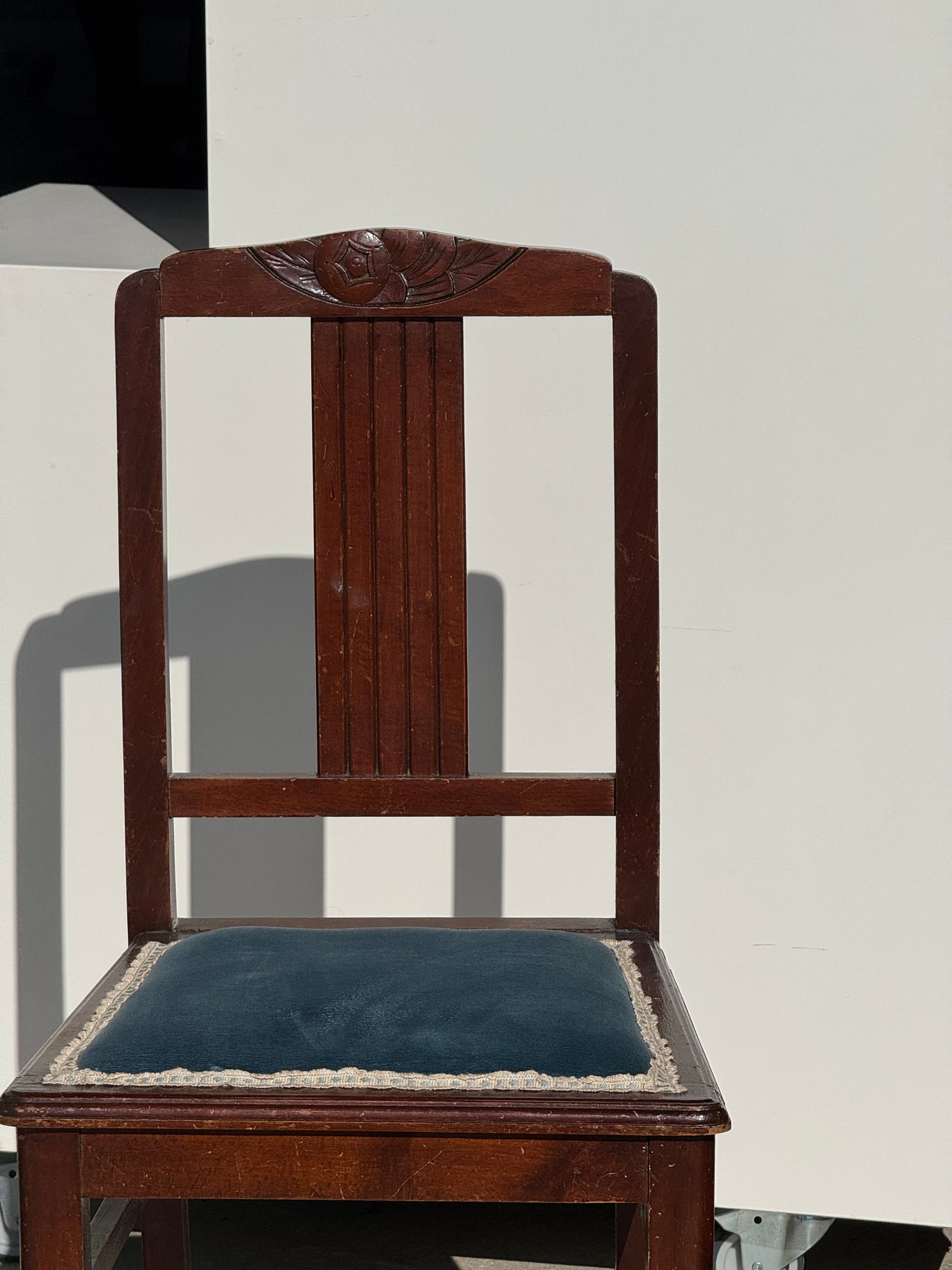Chaise Art Déco garniture de velours bleue