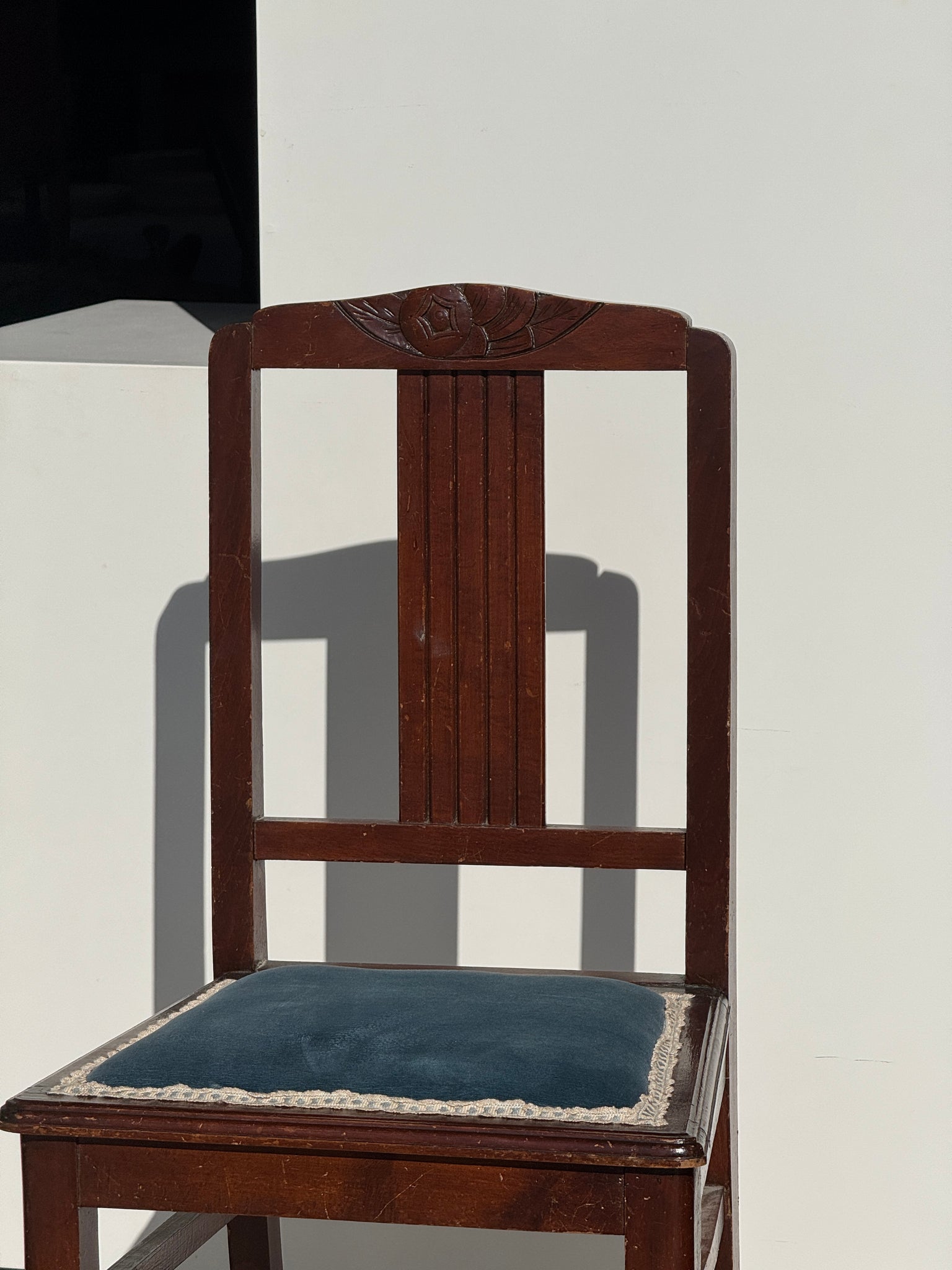 Chaise Art Déco garniture de velours bleue