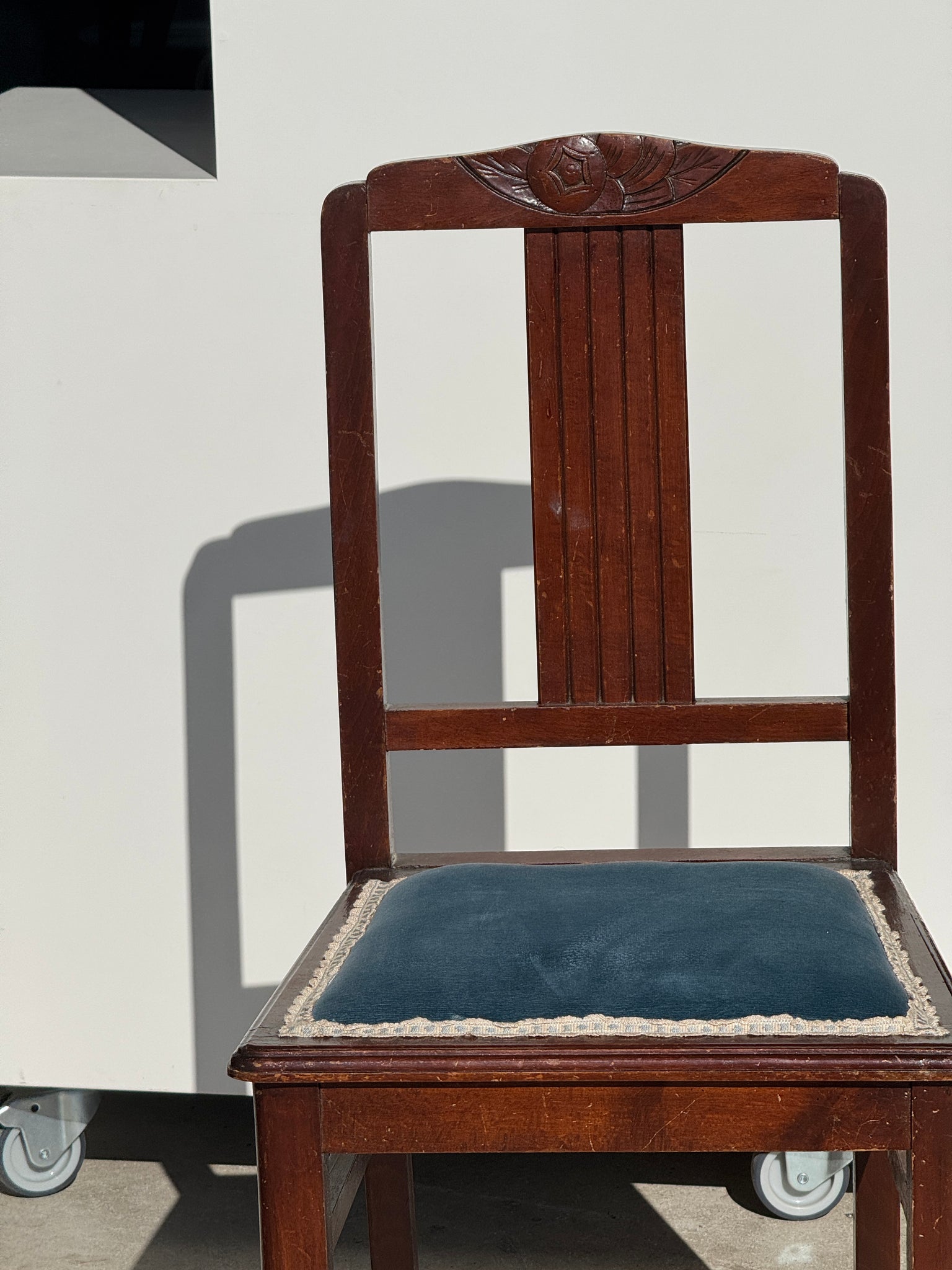 Chaise Art Déco garniture de velours bleue