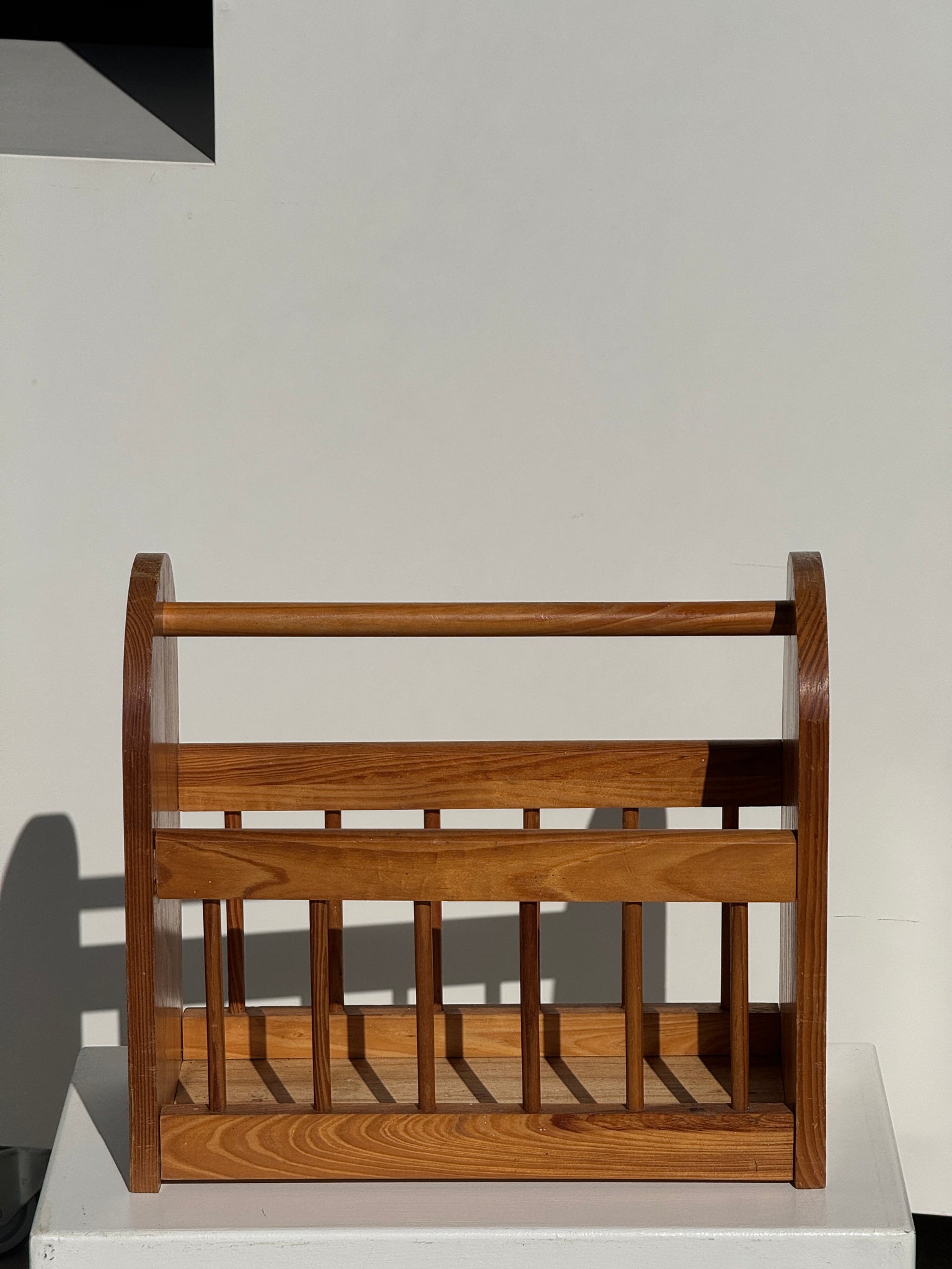 Porte-revue en pin 35x40