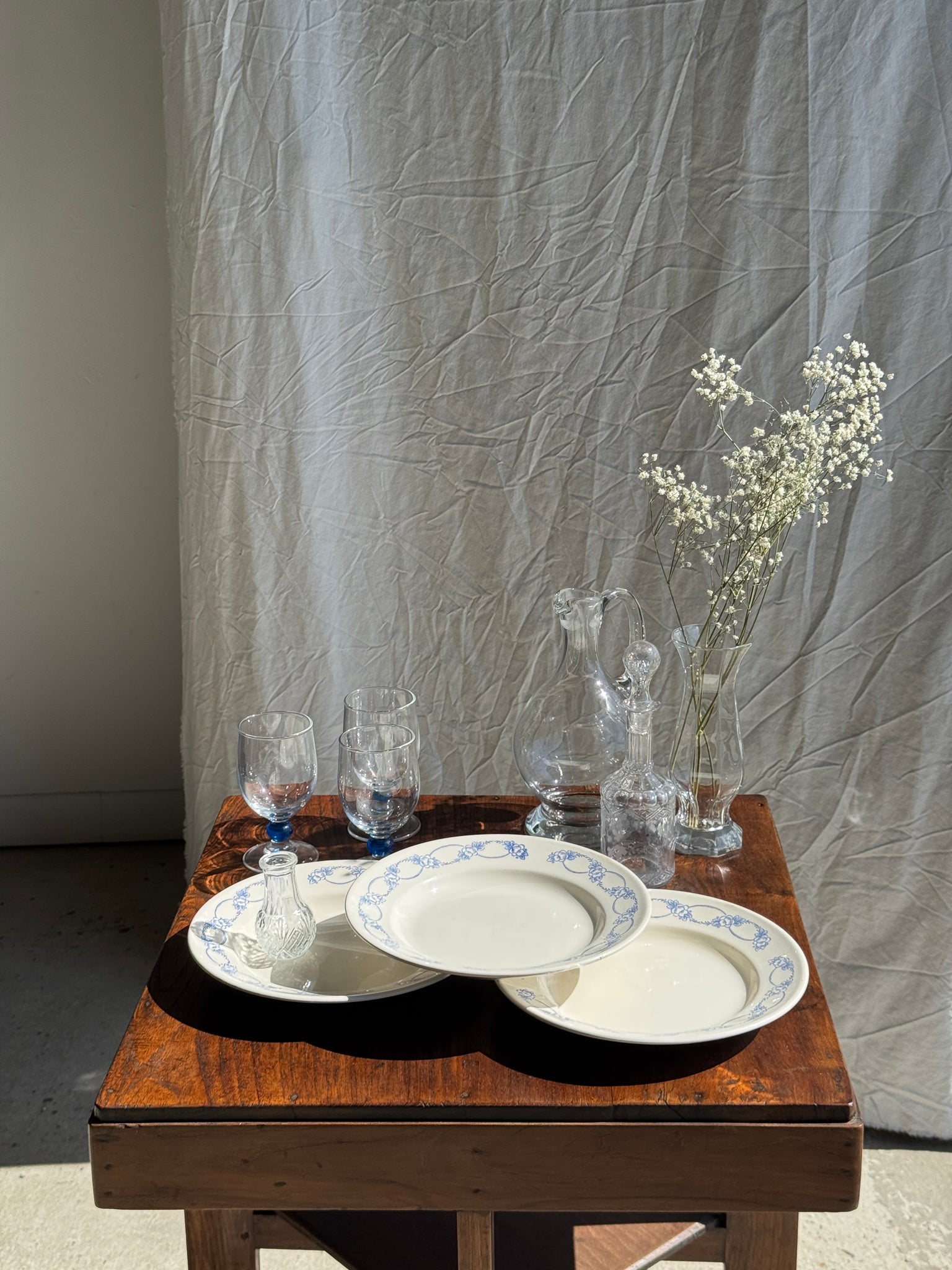 Lot de 6 grandes assiettes creuses motif de frise de fleurs bleues en faïence marque au dessous BmK