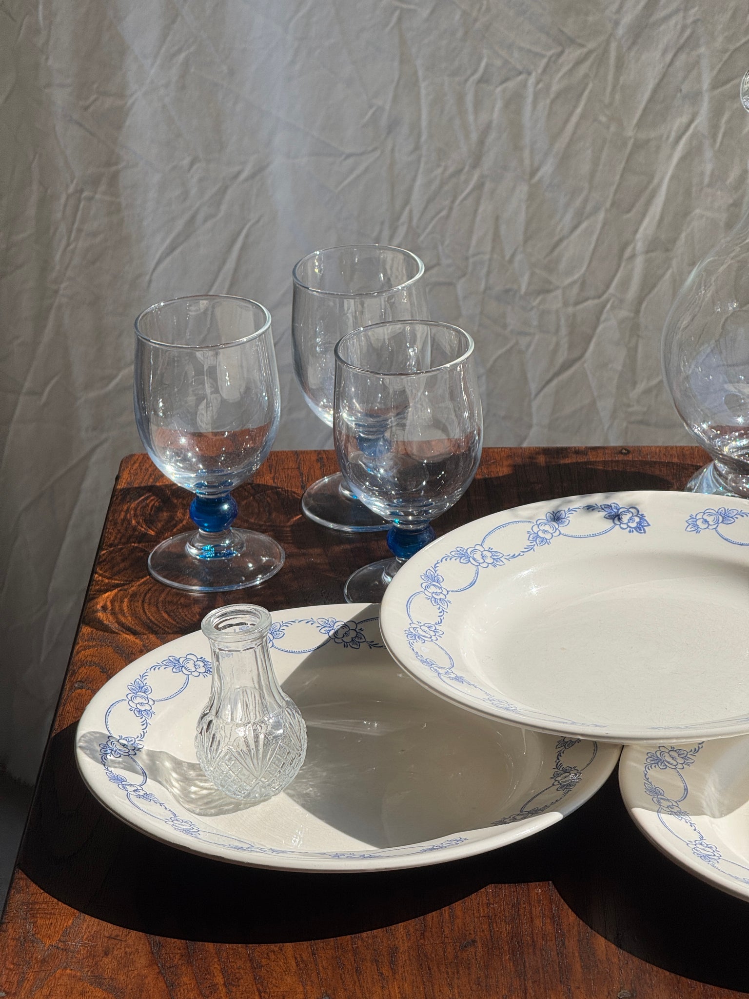 Lot de 6 grandes assiettes creuses motif de frise de fleurs bleues en faïence marque au dessous BmK