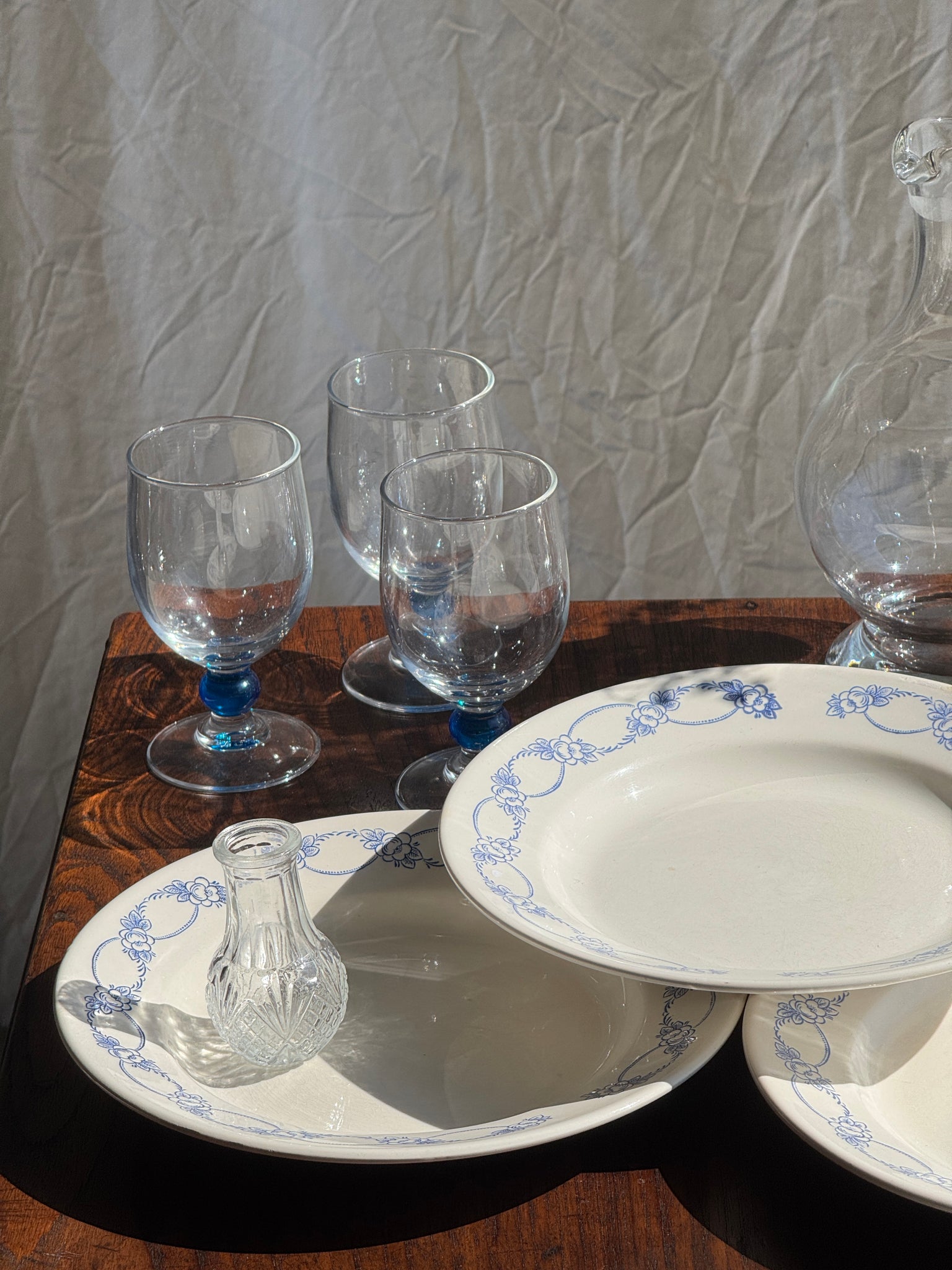Lot de 6 grandes assiettes creuses motif de frise de fleurs bleues en faïence marque au dessous BmK